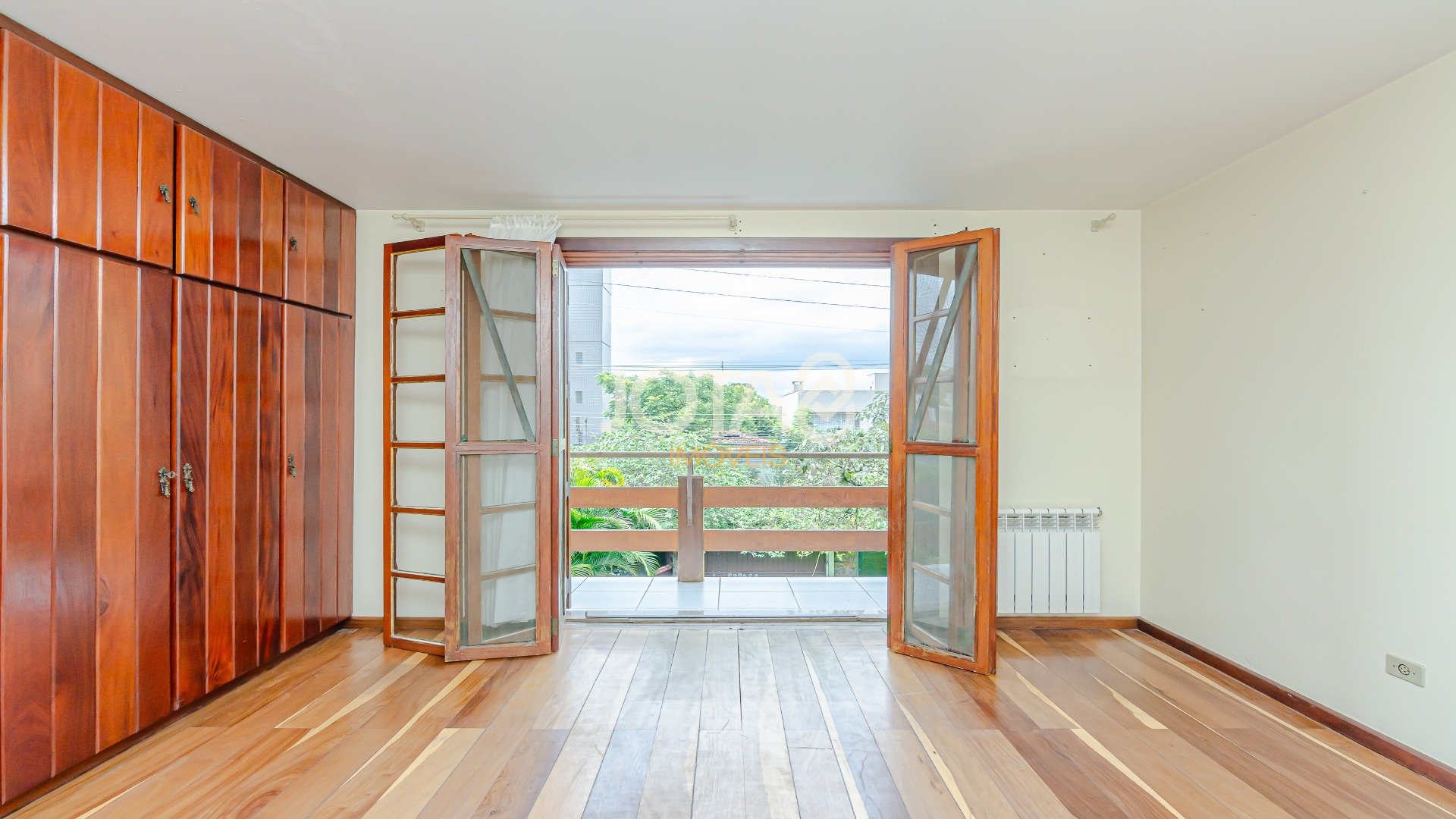 CASA COM 5 QUARTOS E UM JARDIM MARAVILHOSO