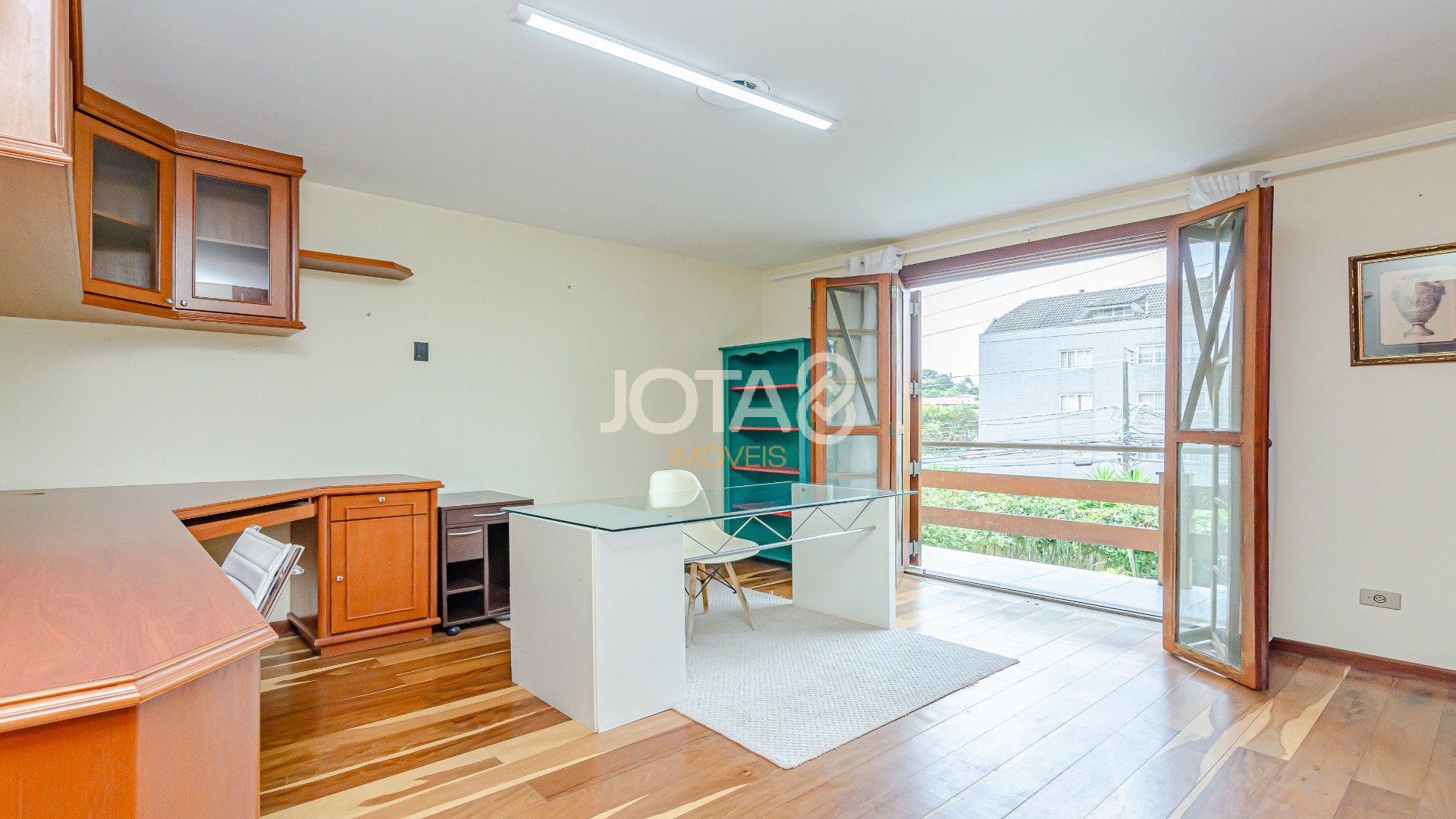 CASA COM 5 QUARTOS E UM JARDIM MARAVILHOSO