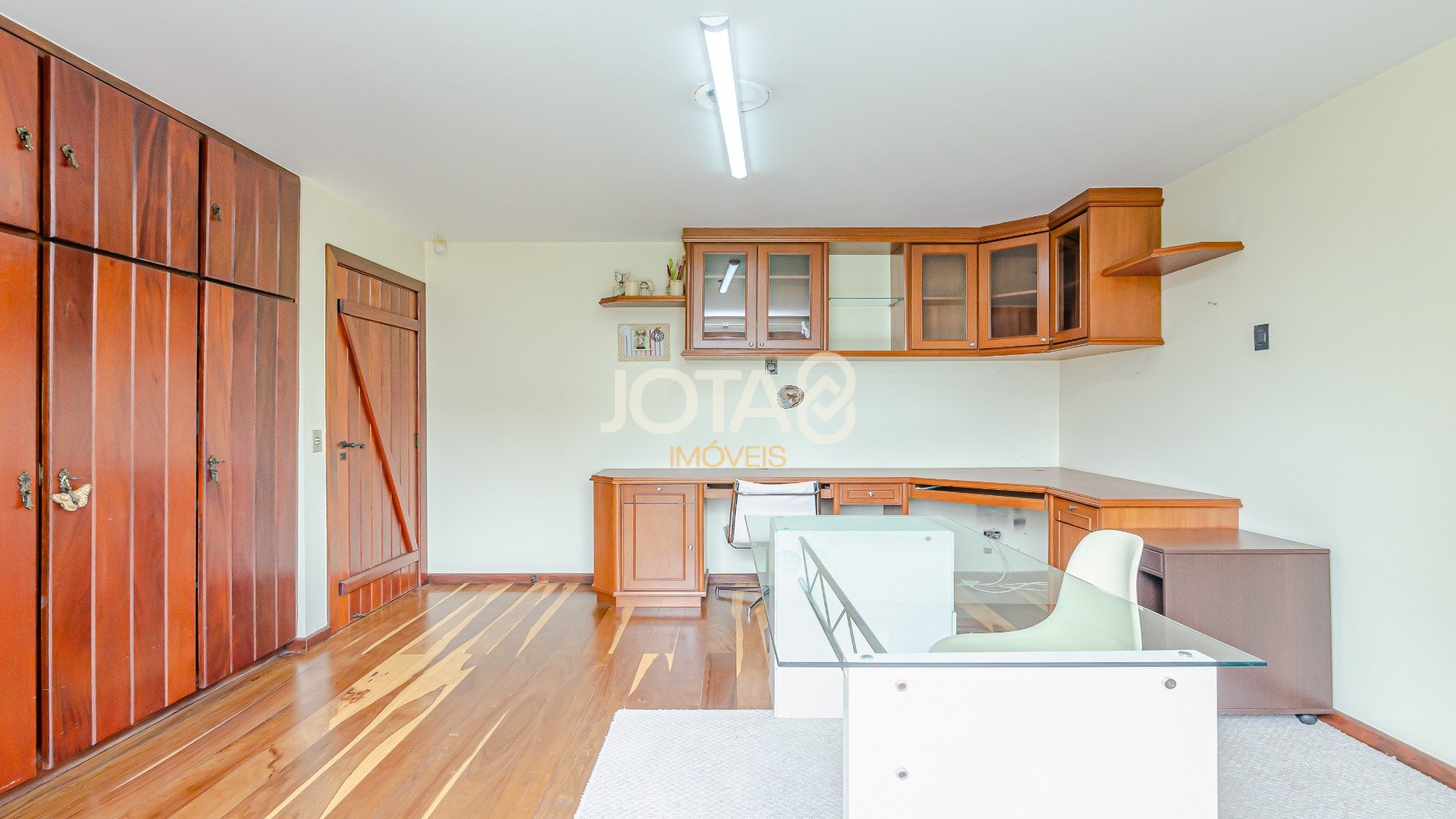 CASA COM 5 QUARTOS E UM JARDIM MARAVILHOSO