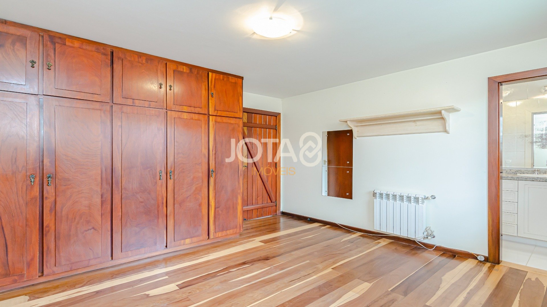 CASA COM 5 QUARTOS E UM JARDIM MARAVILHOSO
