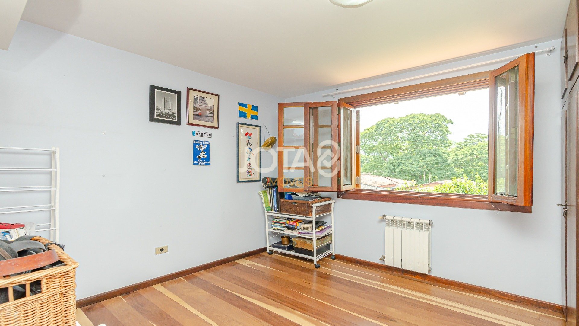 CASA COM 5 QUARTOS E UM JARDIM MARAVILHOSO