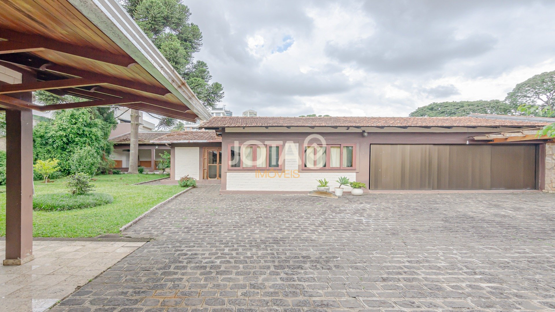 CASA COM 5 QUARTOS E UM JARDIM MARAVILHOSO