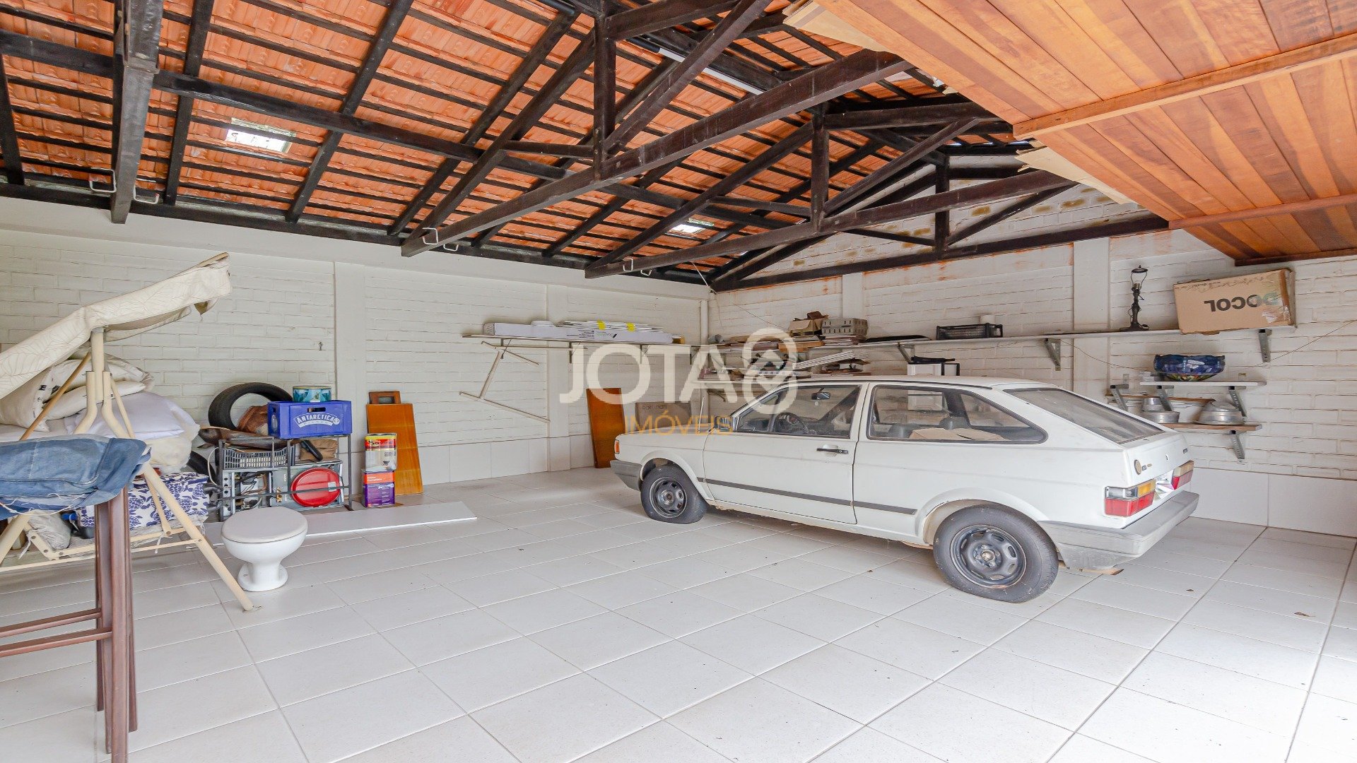 CASA COM 5 QUARTOS E UM JARDIM MARAVILHOSO