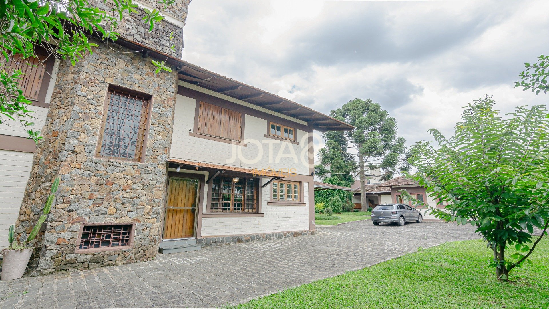 CASA COM 5 QUARTOS E UM JARDIM MARAVILHOSO
