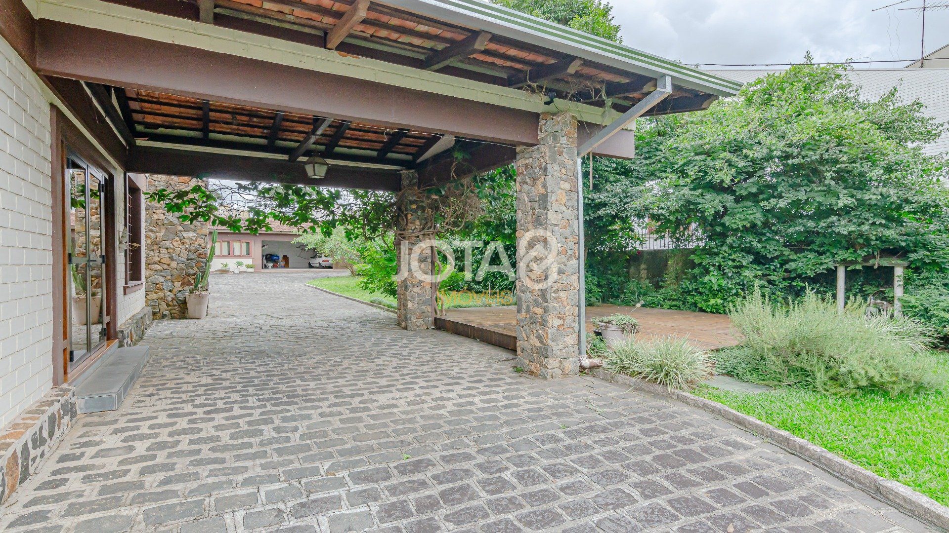 CASA COM 5 QUARTOS E UM JARDIM MARAVILHOSO