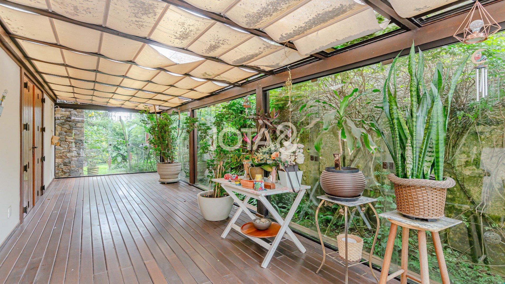 CASA COM 5 QUARTOS E UM JARDIM MARAVILHOSO
