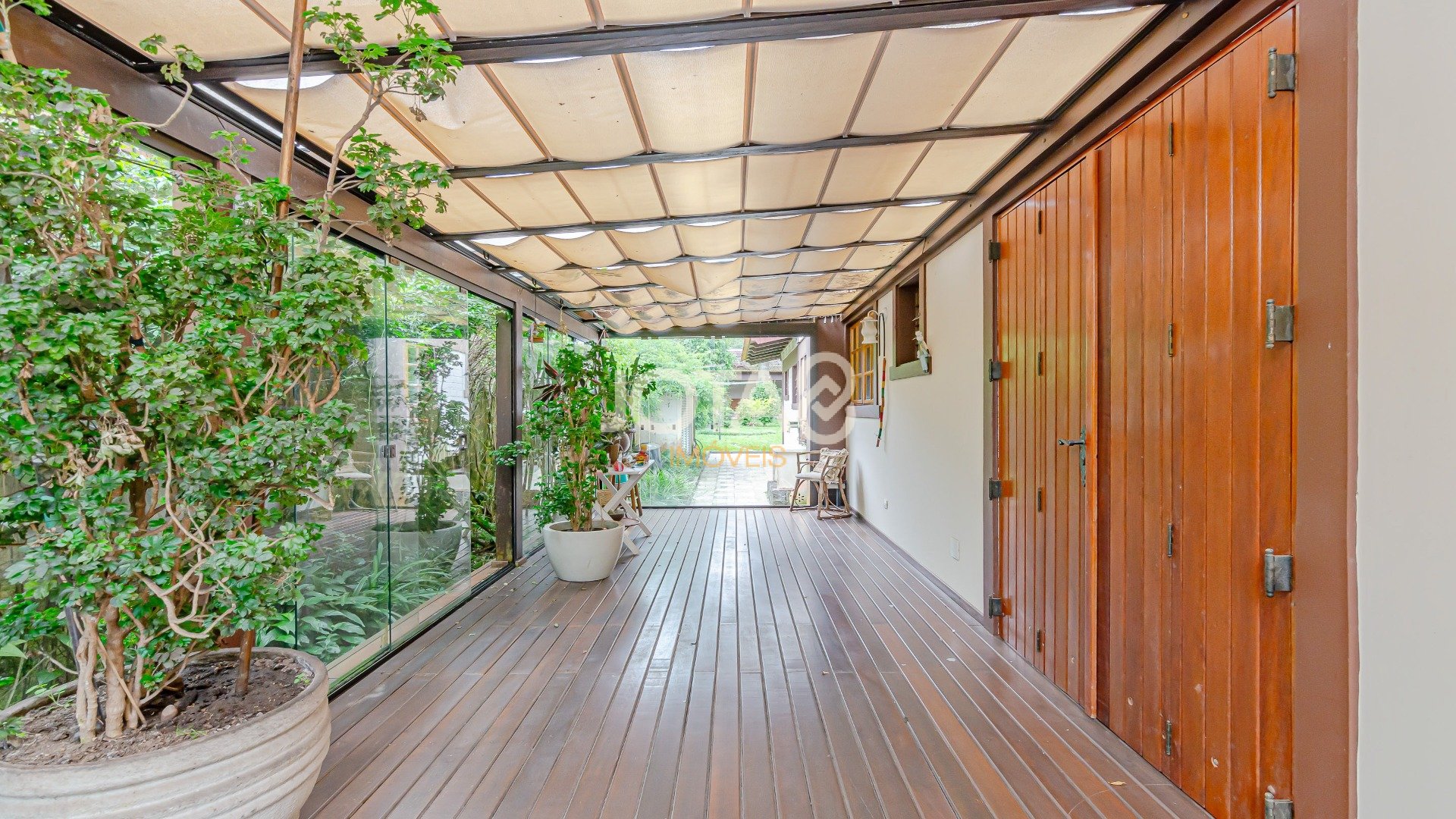 CASA COM 5 QUARTOS E UM JARDIM MARAVILHOSO