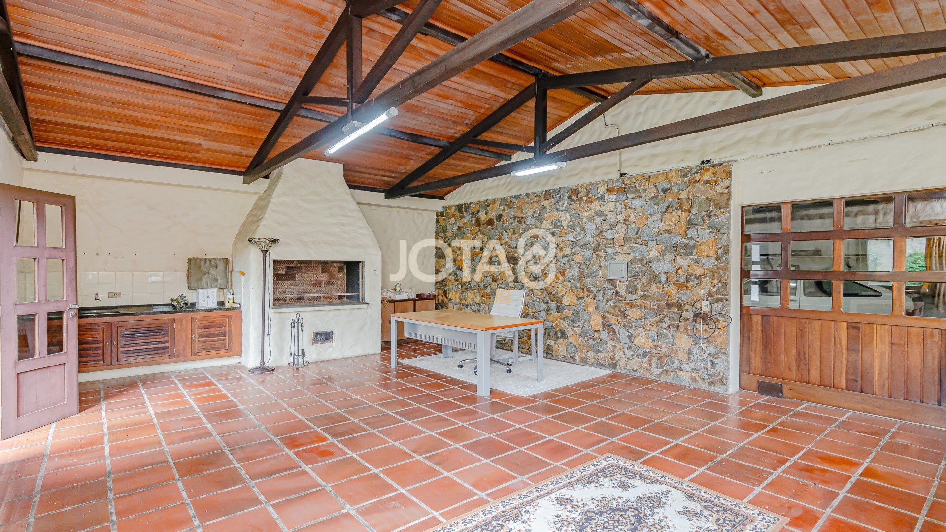 CASA COM 5 QUARTOS E UM JARDIM MARAVILHOSO