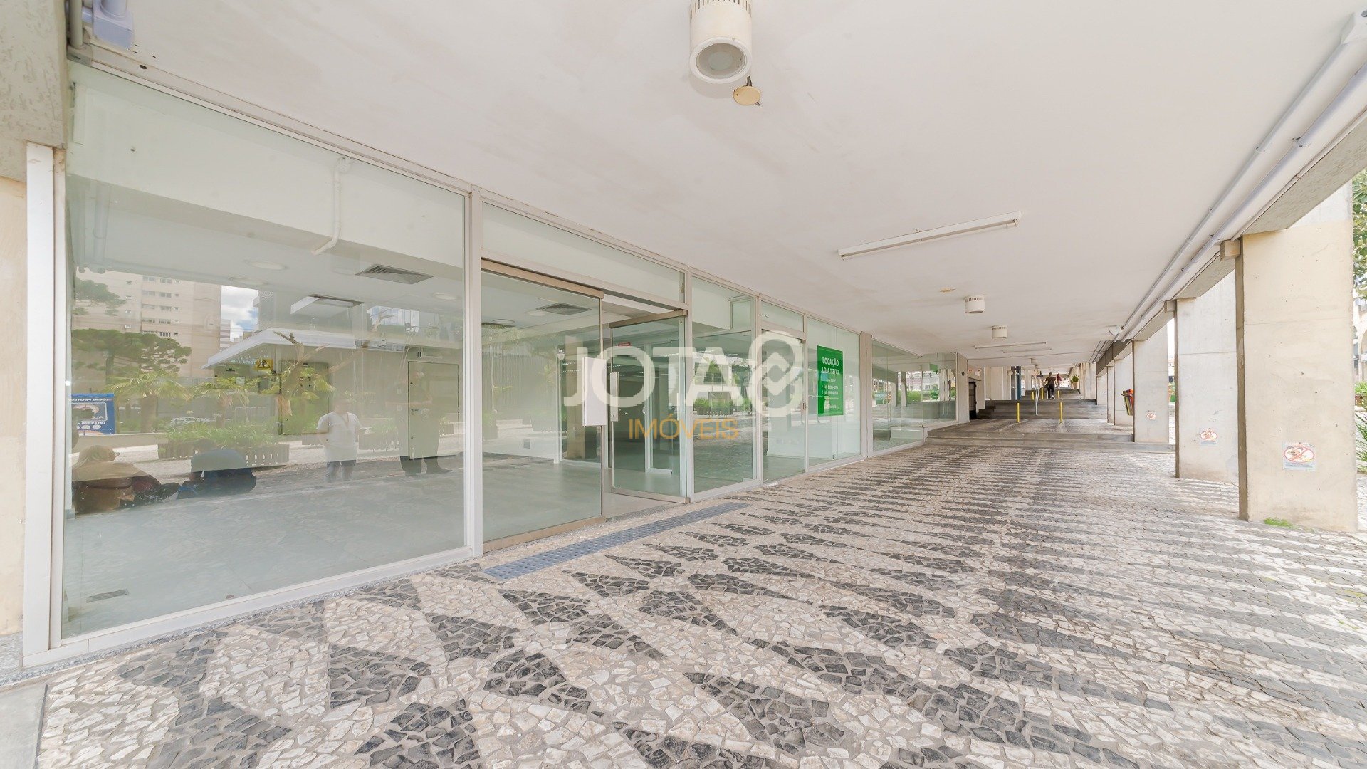 LOJA EM TRADICIONAL SHOPPING NO ÁGUA VERDE