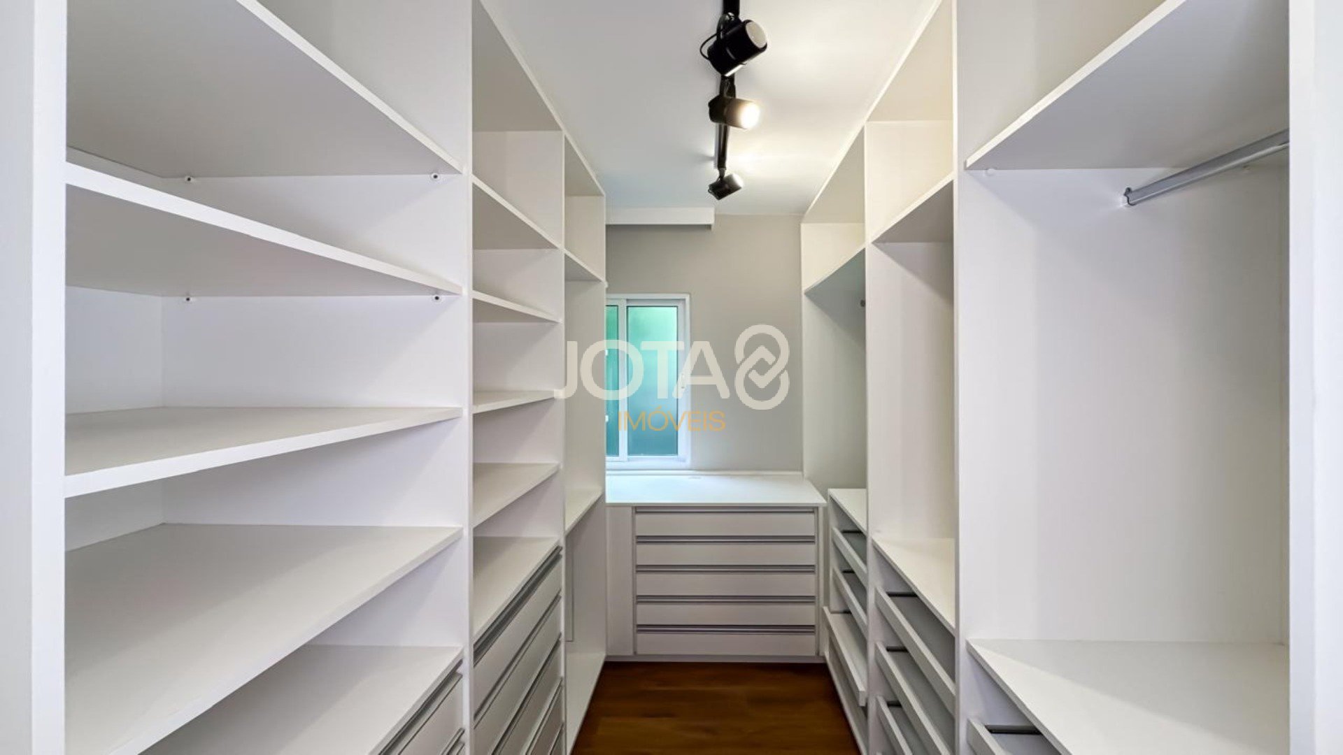 CASA EM CONDOMÍNIO 4 QUARTOS