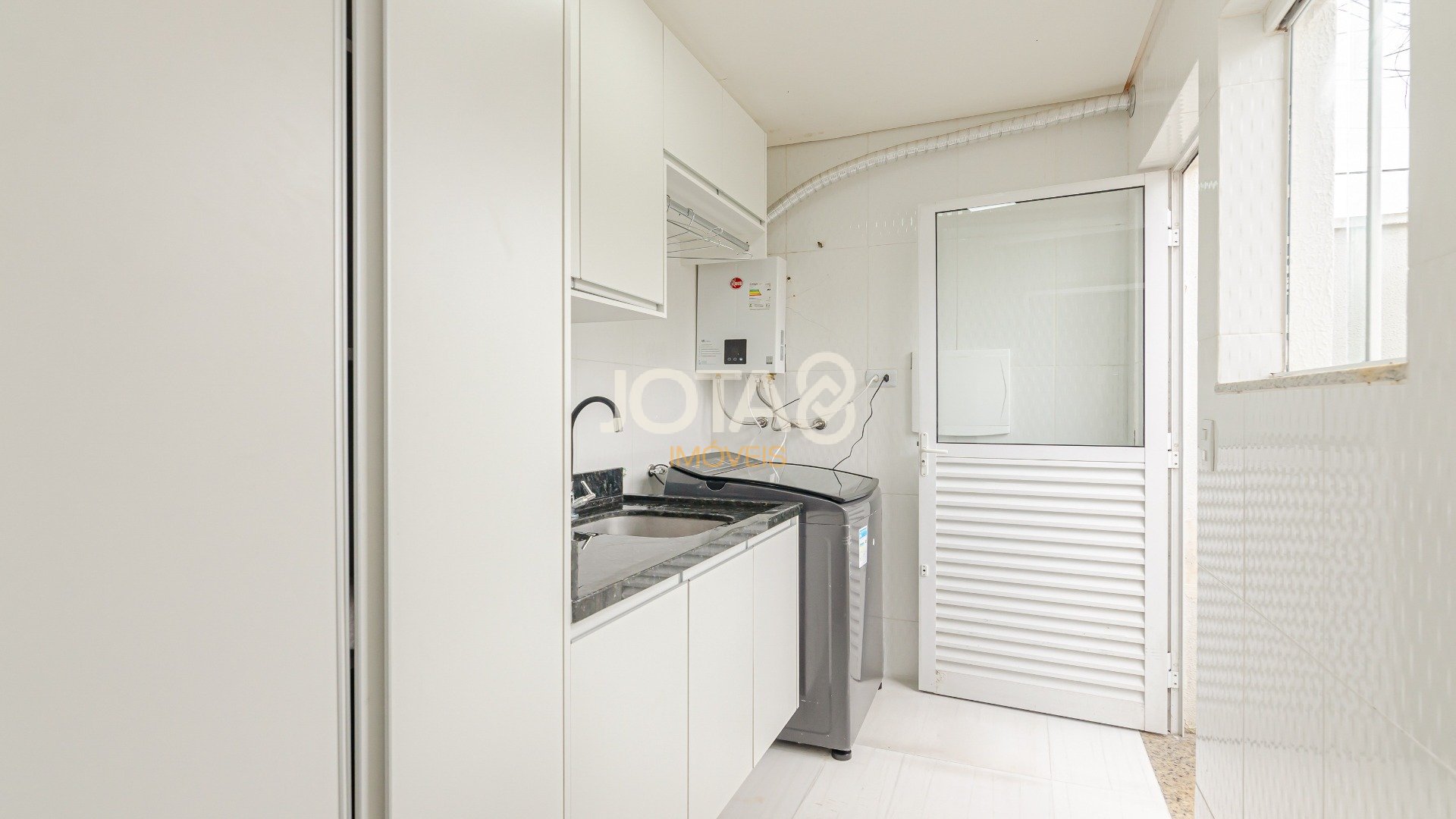 EXCELENTE CASA COM JARDIM E 3 QUARTOS PRÓXIMA A ANITA GARIBALDI