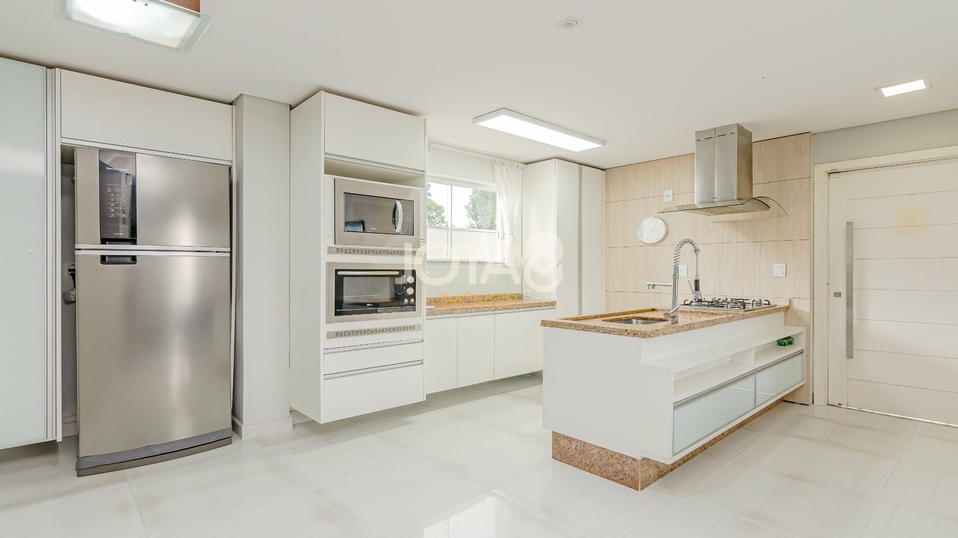 EXCELENTE CASA COM JARDIM E 3 QUARTOS PRÓXIMA A ANITA GARIBALDI