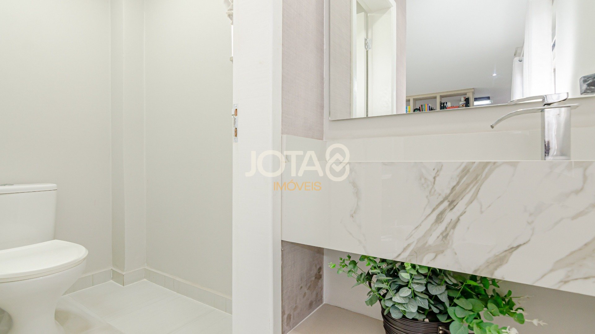 EXCELENTE CASA COM JARDIM E 3 QUARTOS PRÓXIMA A ANITA GARIBALDI