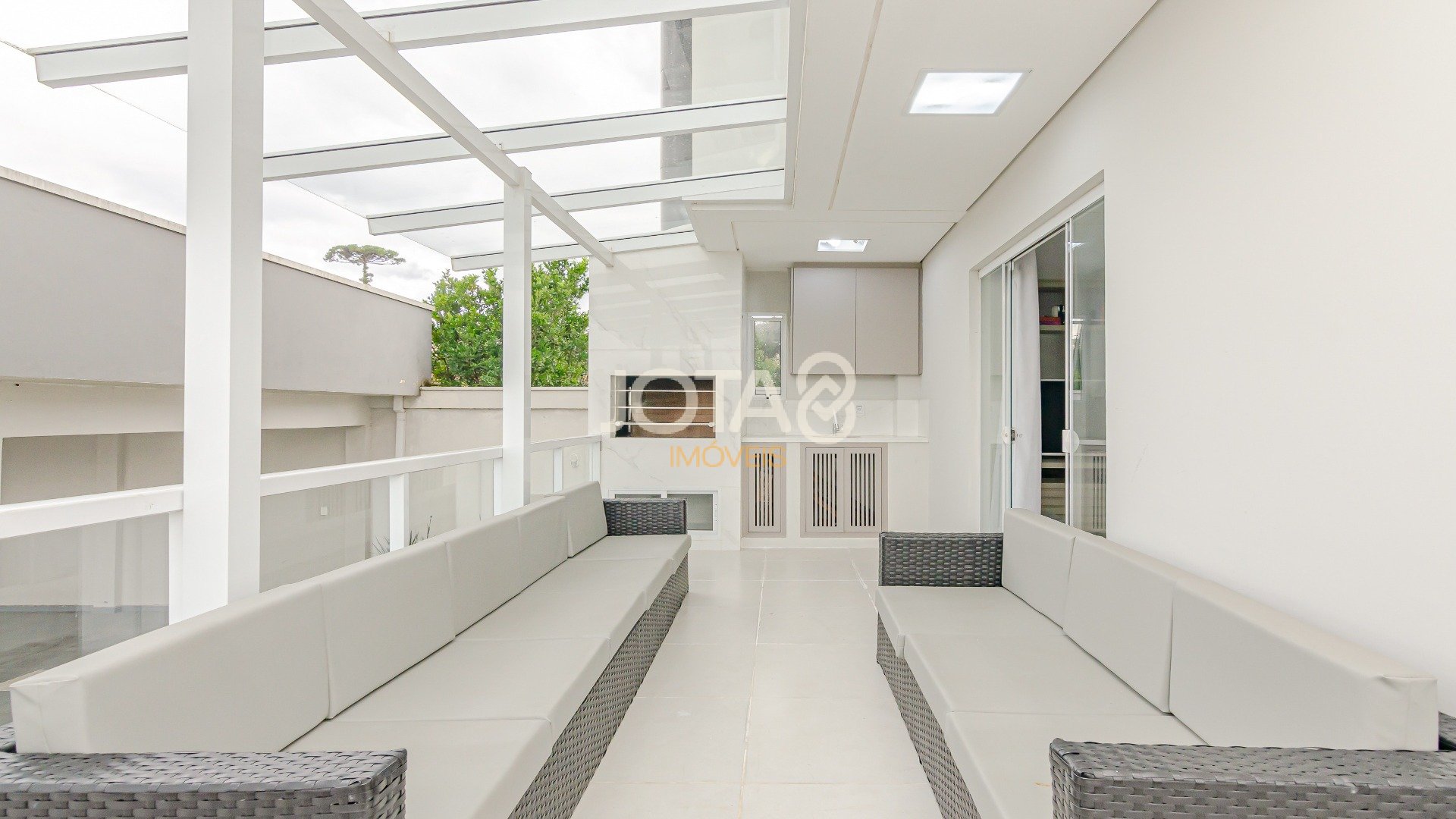 EXCELENTE CASA COM JARDIM E 3 QUARTOS PRÓXIMA A ANITA GARIBALDI