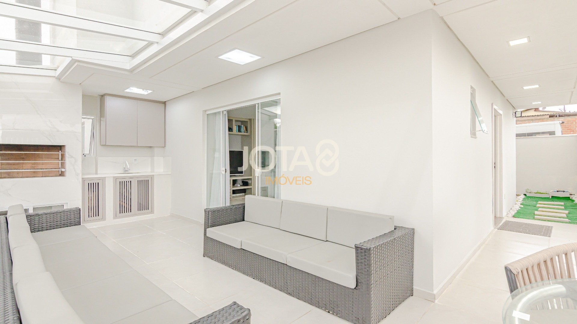 EXCELENTE CASA COM JARDIM E 3 QUARTOS PRÓXIMA A ANITA GARIBALDI