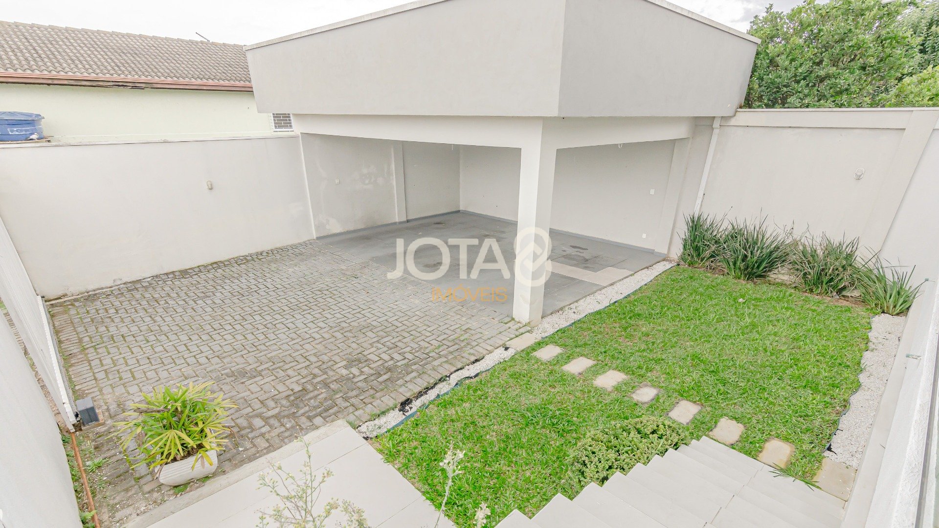 EXCELENTE CASA COM JARDIM E 3 QUARTOS PRÓXIMA A ANITA GARIBALDI