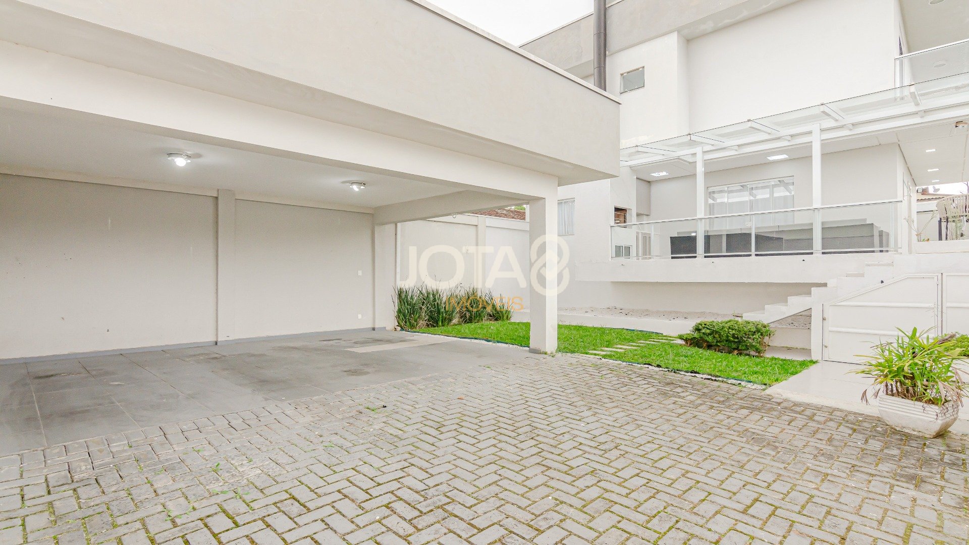 EXCELENTE CASA COM JARDIM E 3 QUARTOS PRÓXIMA A ANITA GARIBALDI