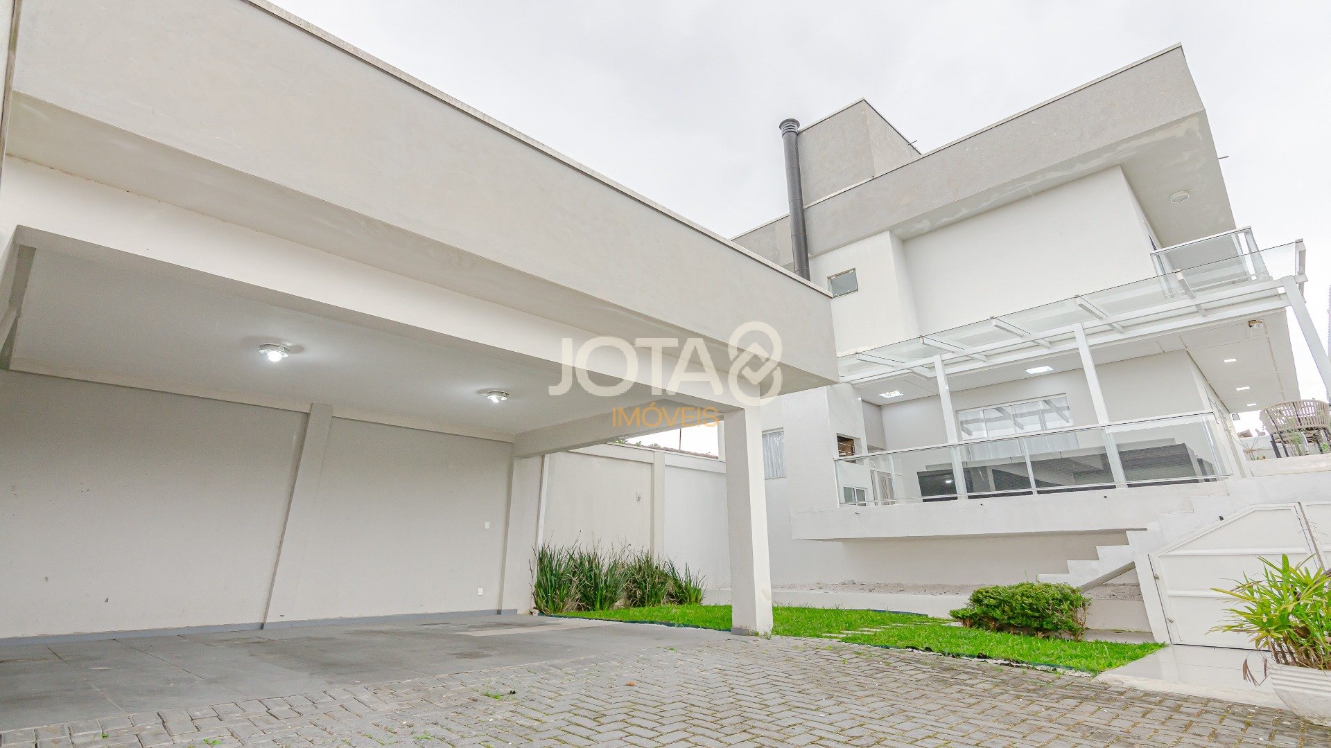 EXCELENTE CASA COM JARDIM E 3 QUARTOS PRÓXIMA A ANITA GARIBALDI