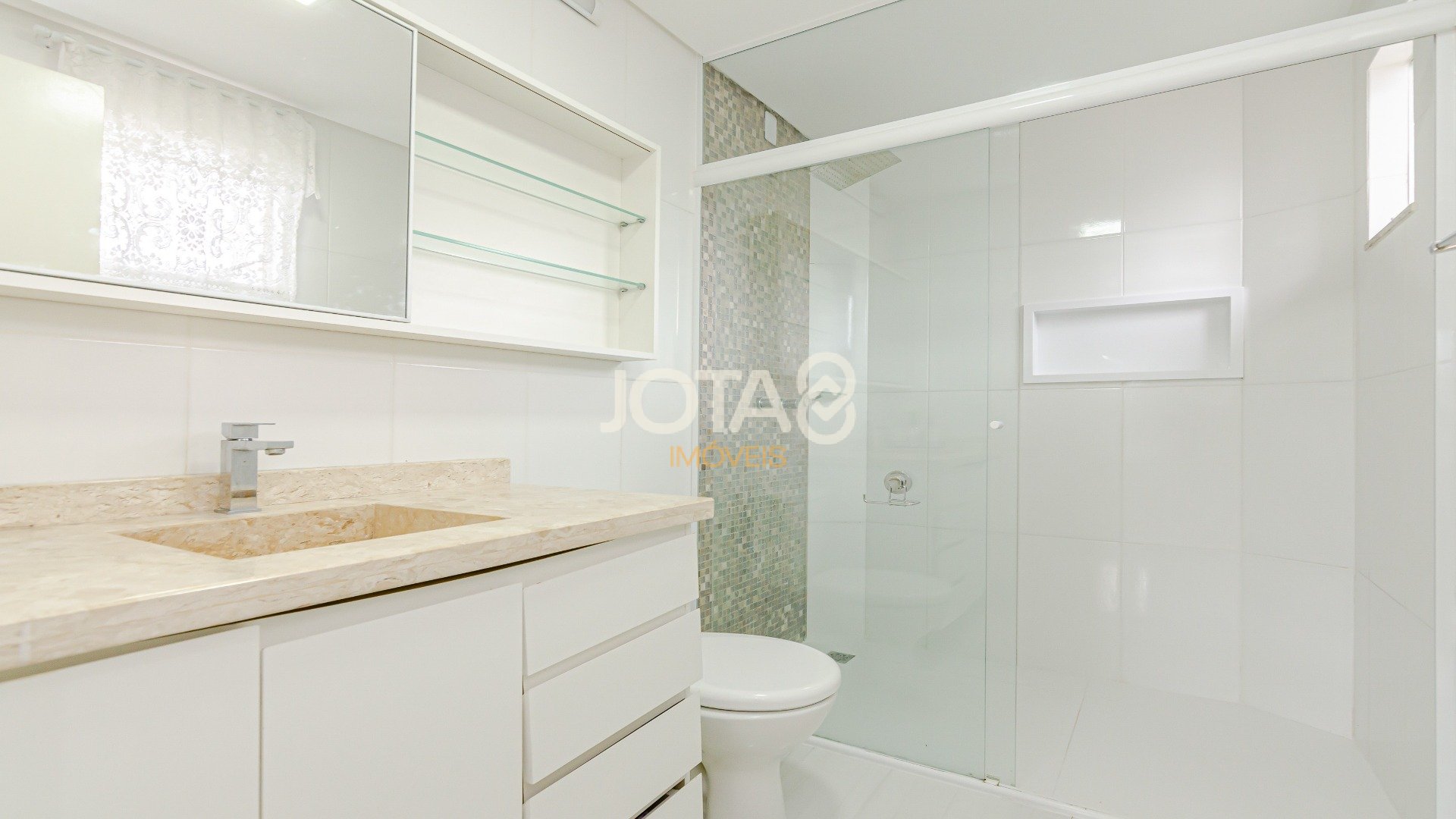 EXCELENTE CASA COM JARDIM E 3 QUARTOS PRÓXIMA A ANITA GARIBALDI