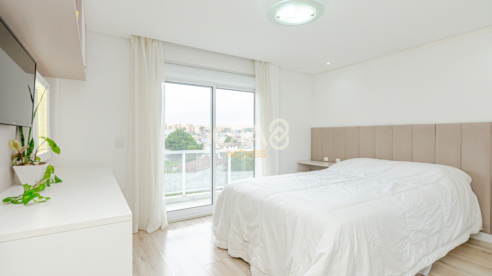EXCELENTE CASA COM JARDIM E 3 QUARTOS PRÓXIMA A ANITA GARIBALDI