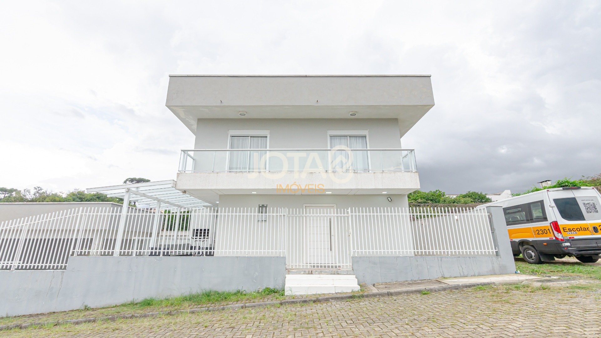 EXCELENTE CASA COM JARDIM E 3 QUARTOS PRÓXIMA A ANITA GARIBALDI