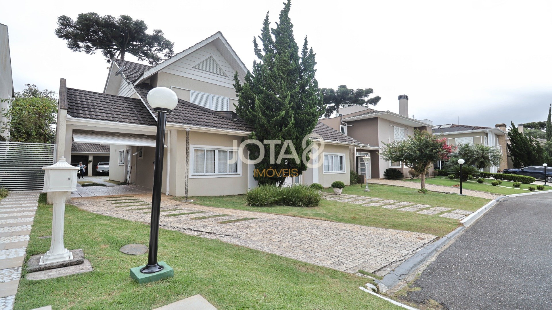 CASA EM CONDOMÍNIO MOBILIADA EM SANTA FELICIDADE