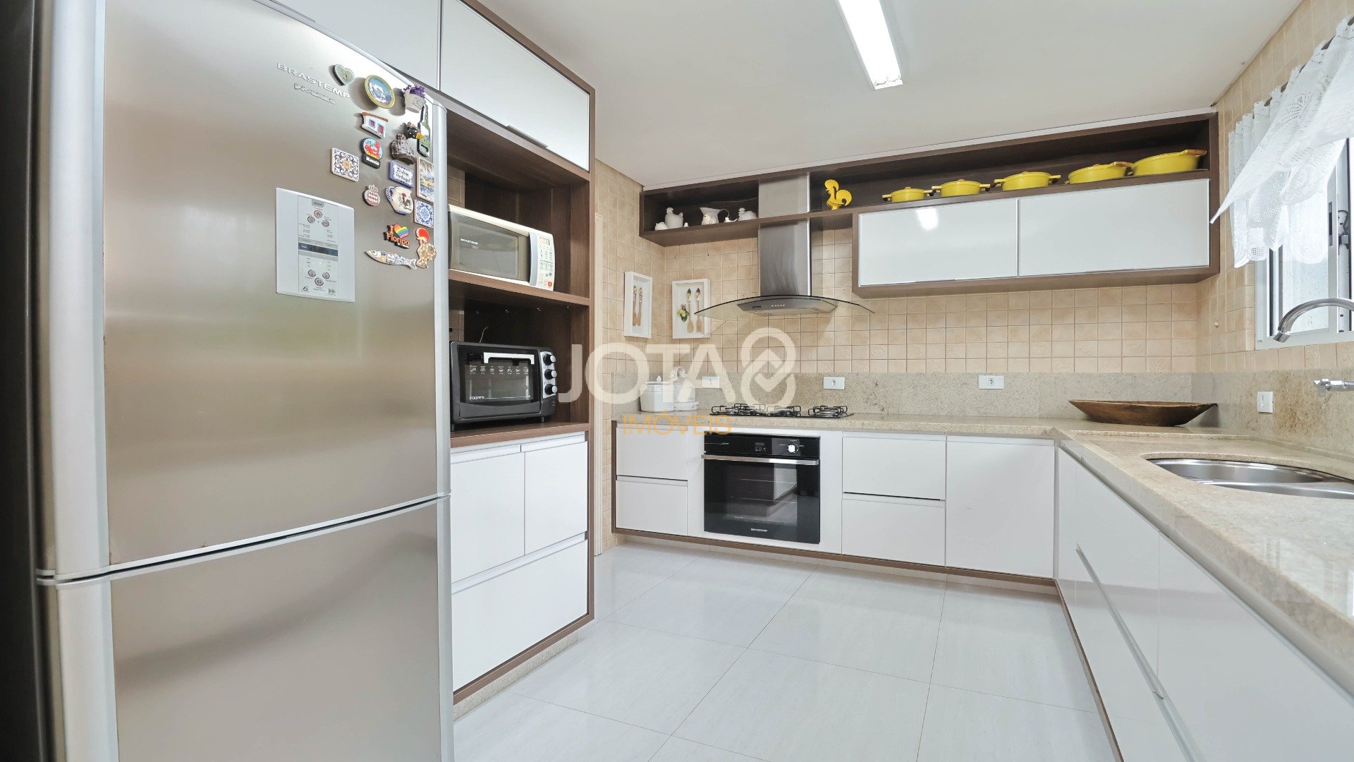 CASA EM CONDOMÍNIO MOBILIADA EM SANTA FELICIDADE