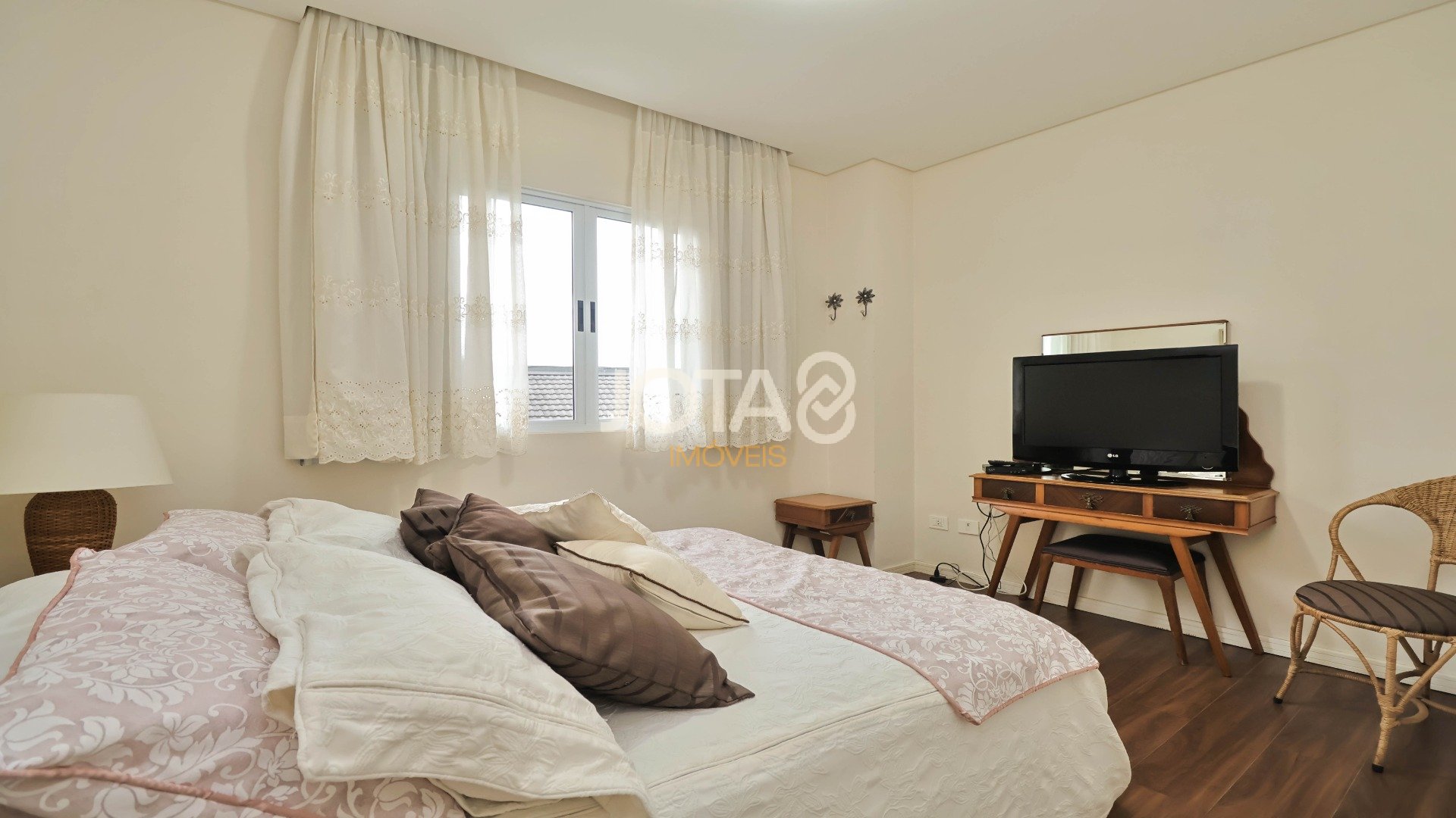 CASA EM CONDOMÍNIO MOBILIADA EM SANTA FELICIDADE