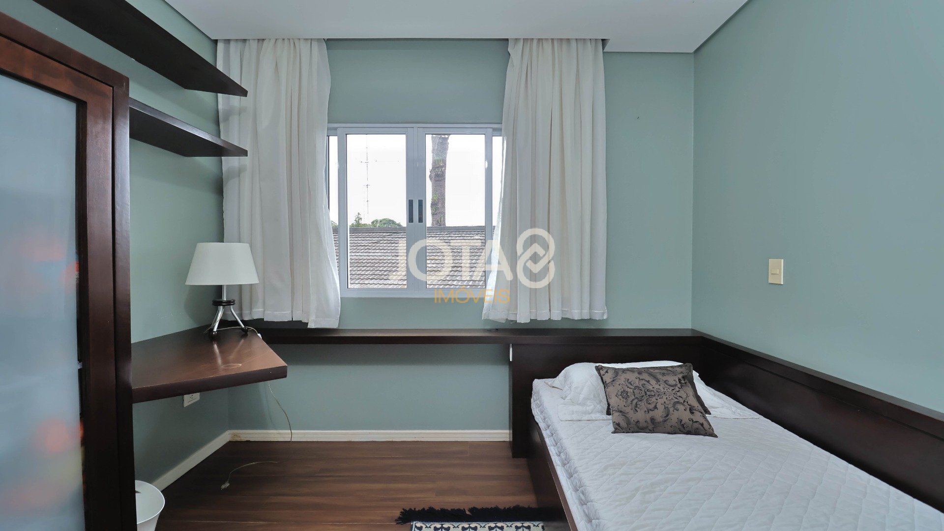 CASA EM CONDOMÍNIO MOBILIADA EM SANTA FELICIDADE