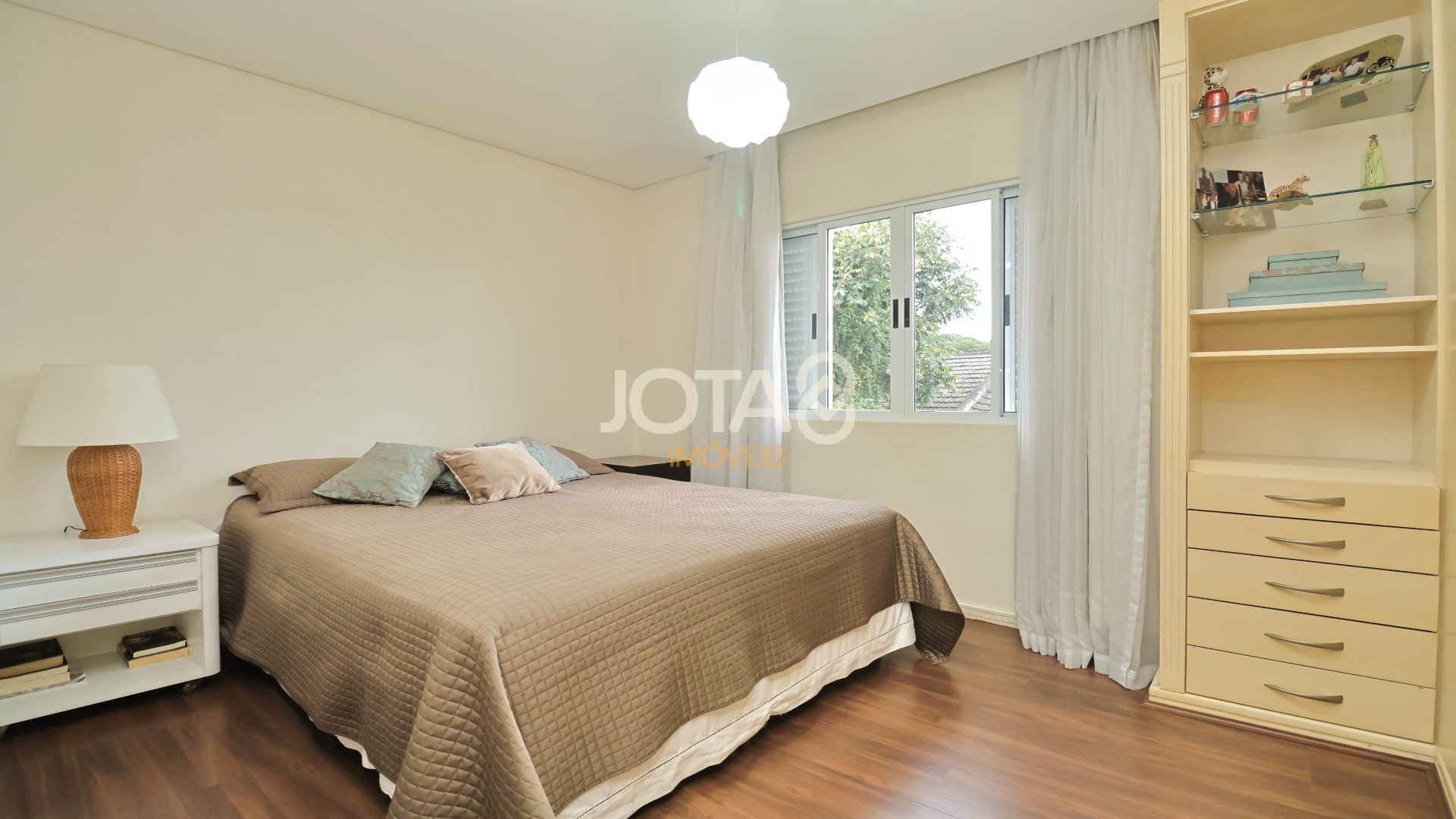 CASA EM CONDOMÍNIO MOBILIADA EM SANTA FELICIDADE