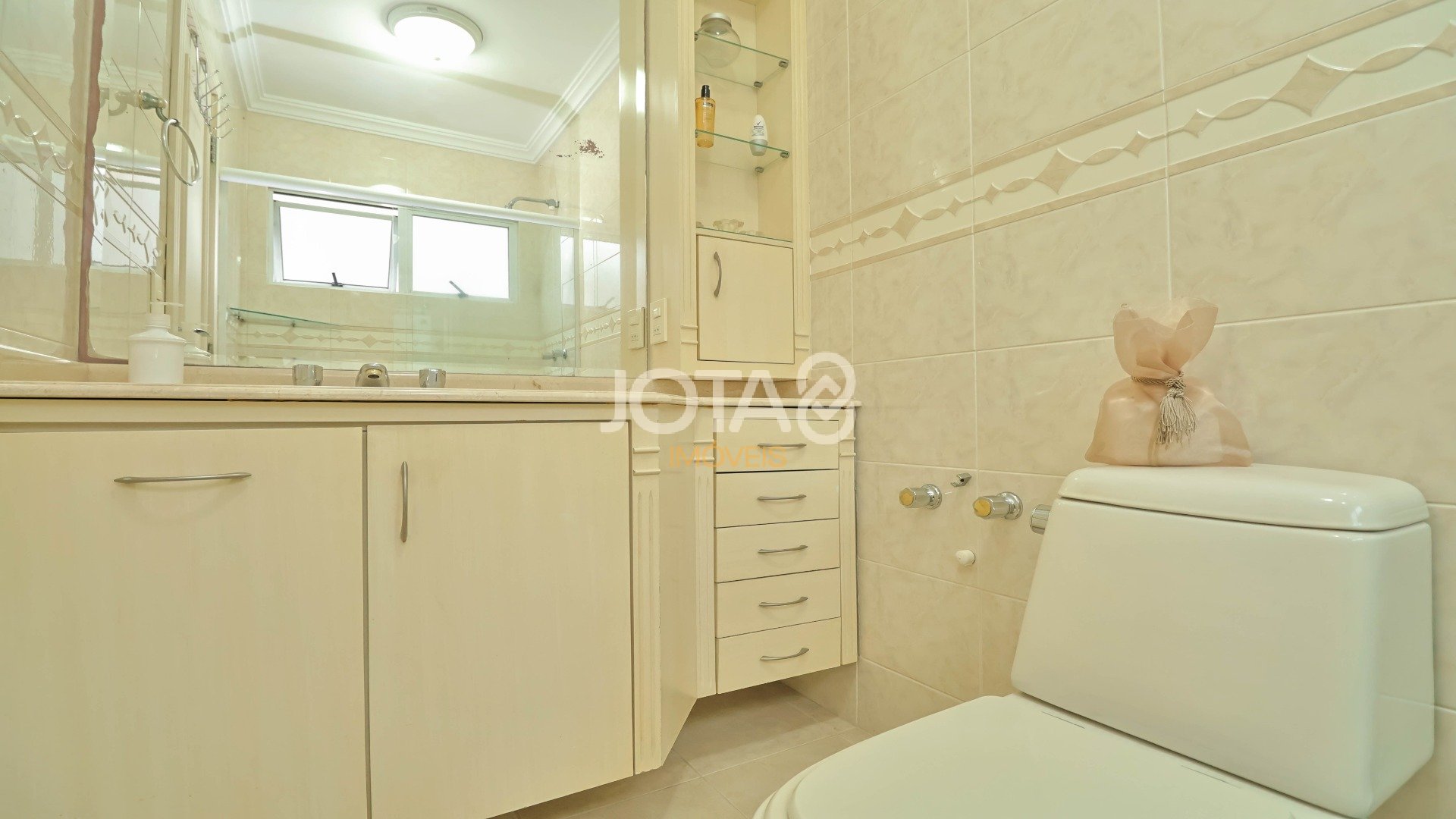 CASA EM CONDOMÍNIO MOBILIADA EM SANTA FELICIDADE