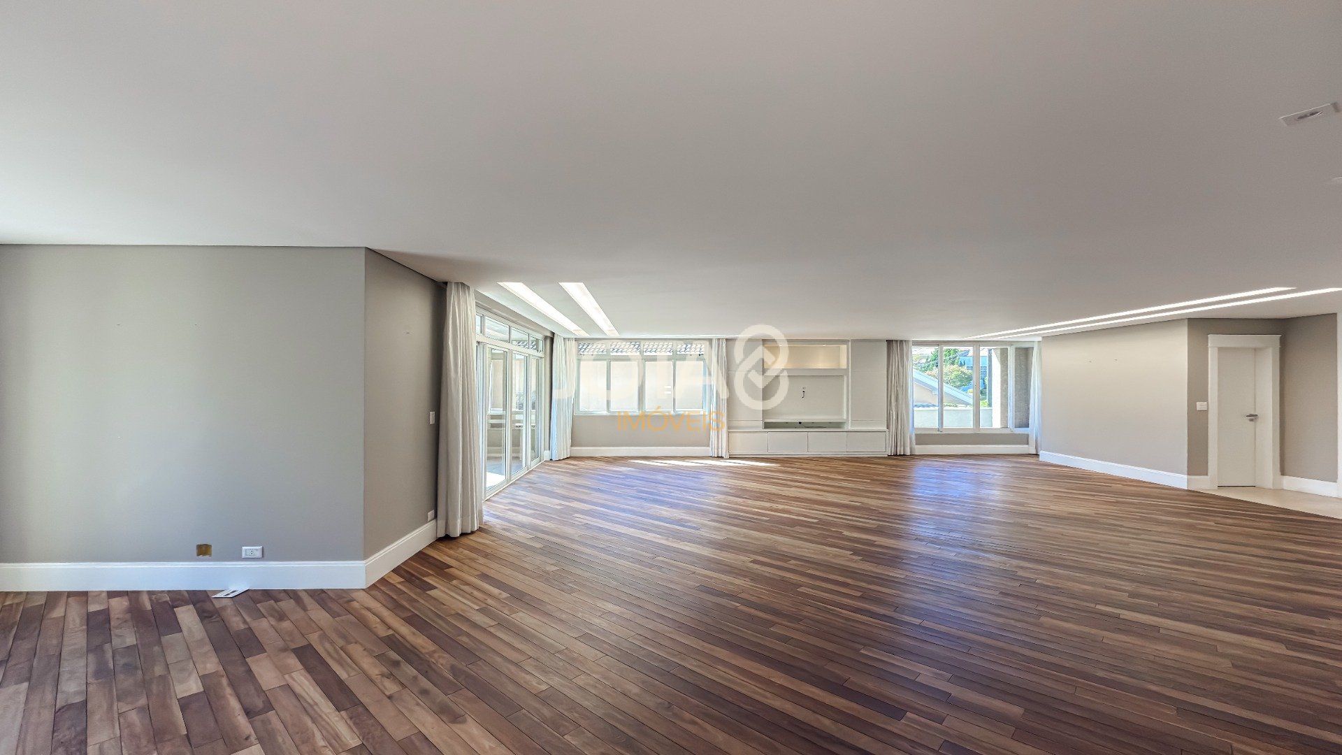 CASA ÚNICA COM 4 SUITES EM COND NO CAMPO COMPRIDO E AMPLO TERRENO