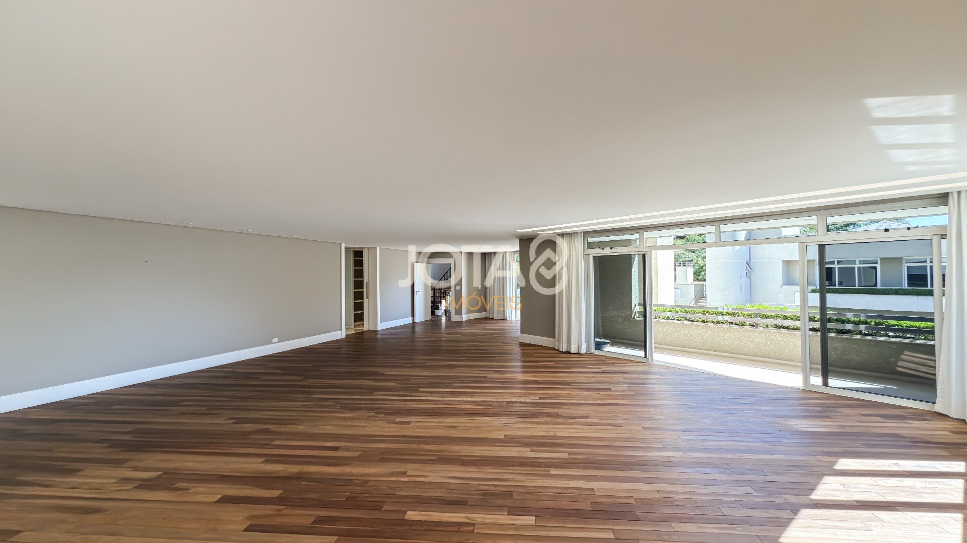 CASA ÚNICA COM 4 SUITES EM COND NO CAMPO COMPRIDO E AMPLO TERRENO