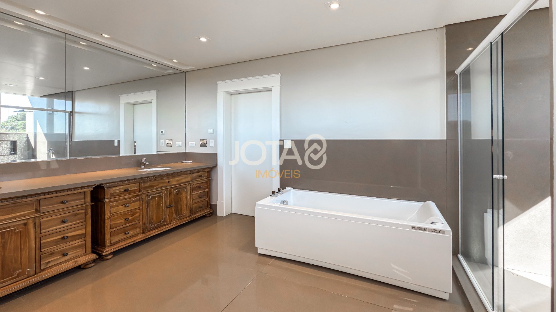 CASA ÚNICA COM 4 SUITES EM COND NO CAMPO COMPRIDO E AMPLO TERRENO