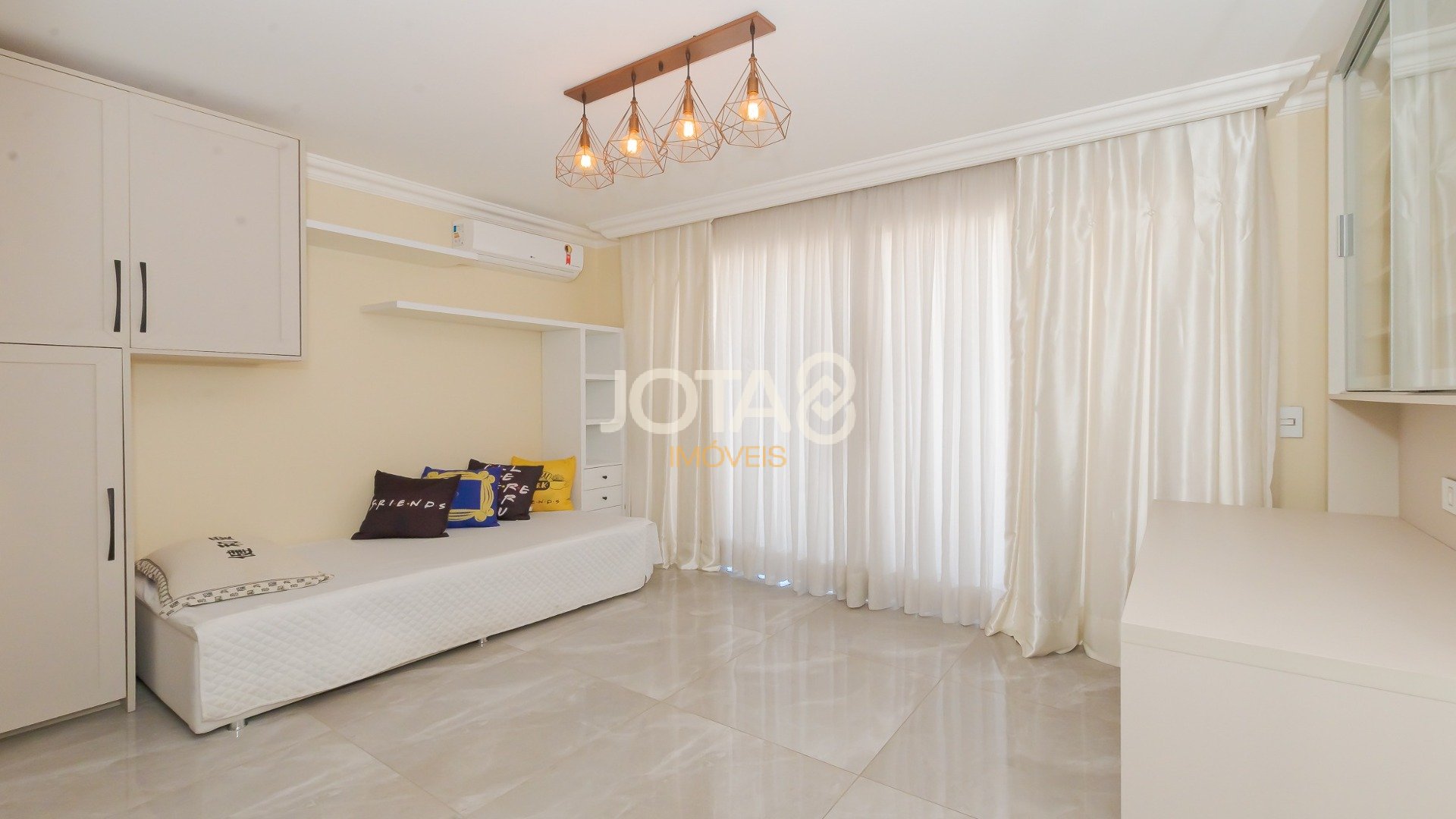 CASA EM CONDOMÍNIO CLUBE COM 4 DORMITÓRIOS EM SANTA FELICIDADE