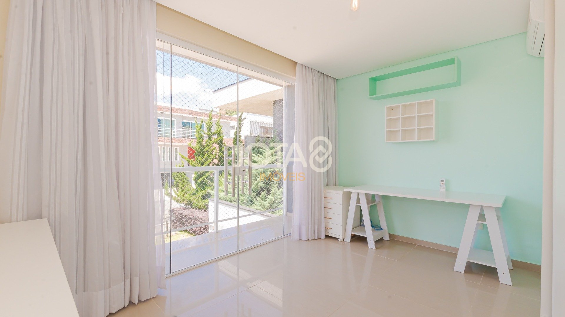 CASA EM CONDOMÍNIO CLUBE COM 4 DORMITÓRIOS EM SANTA FELICIDADE