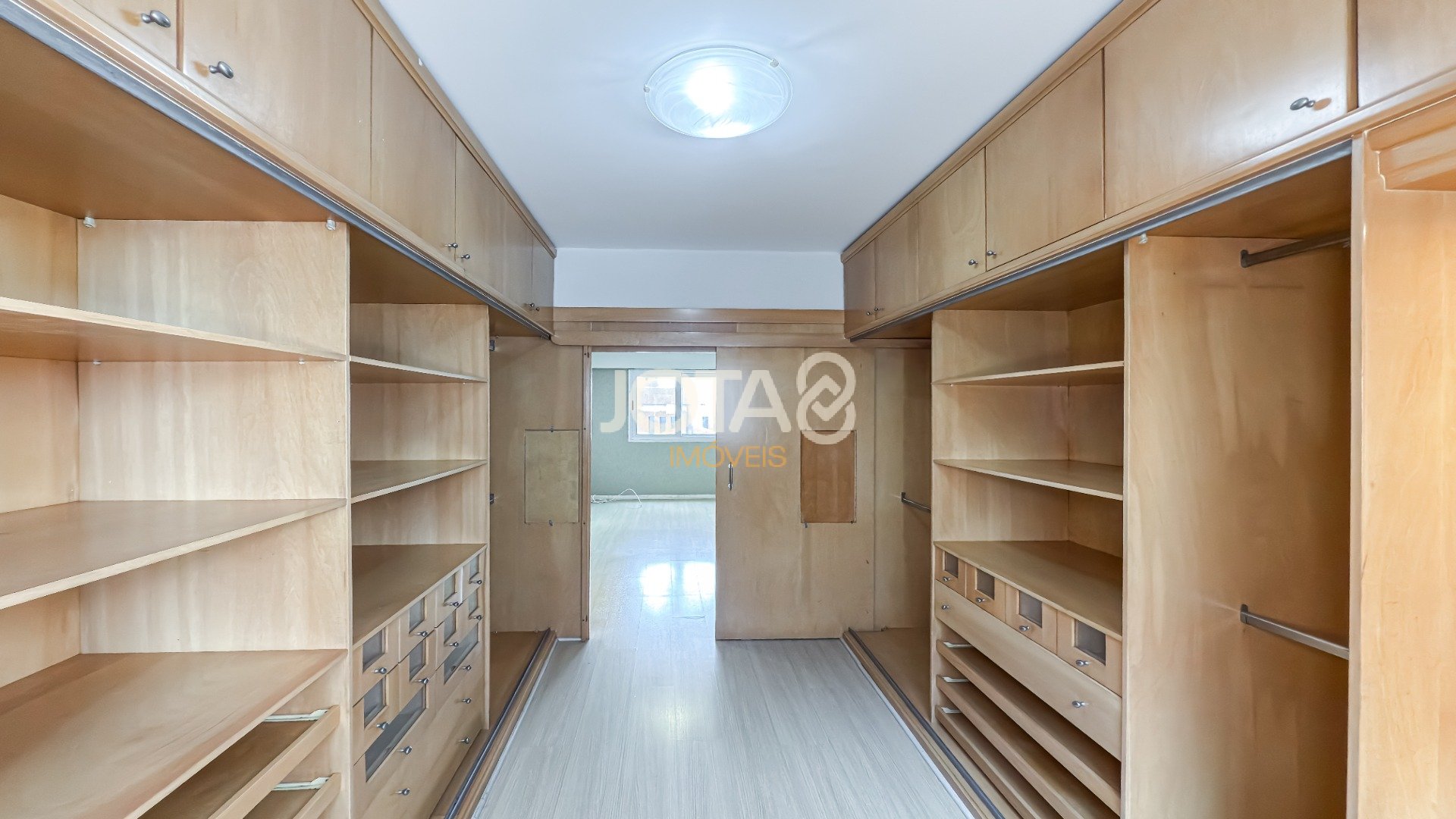 COBERTURA DUPLEX NO CRISTO REI, 2 QUARTOS E 2 VAGAS!