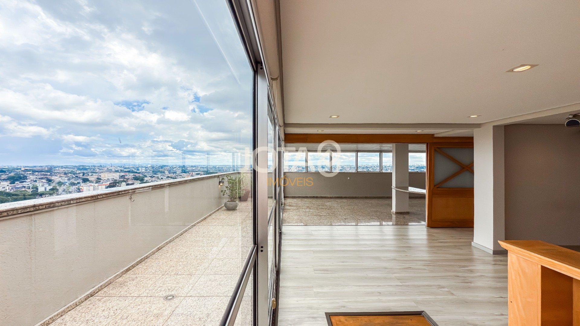 COBERTURA DUPLEX NO CRISTO REI, 2 QUARTOS E 2 VAGAS!