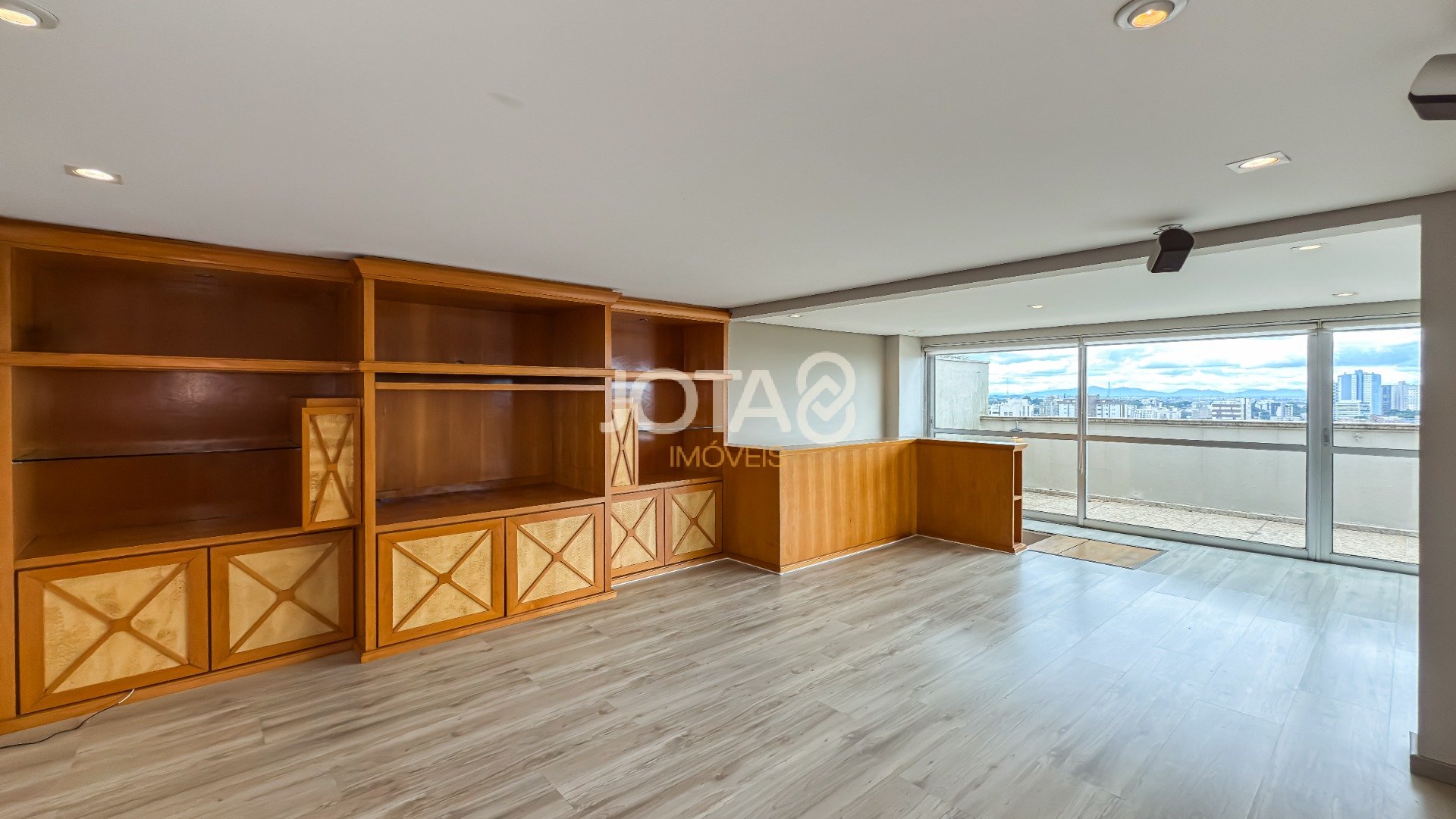 COBERTURA DUPLEX NO CRISTO REI, 2 QUARTOS E 2 VAGAS!