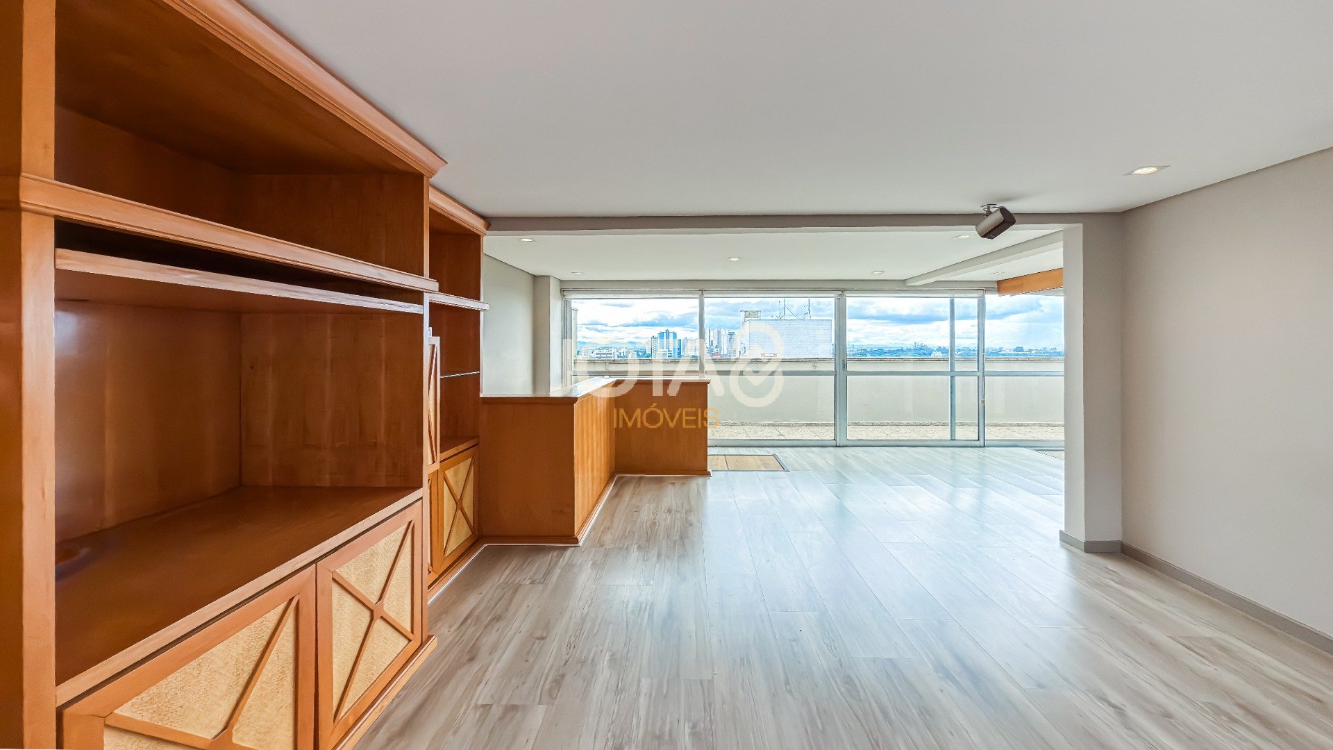 COBERTURA DUPLEX NO CRISTO REI, 2 QUARTOS E 2 VAGAS!