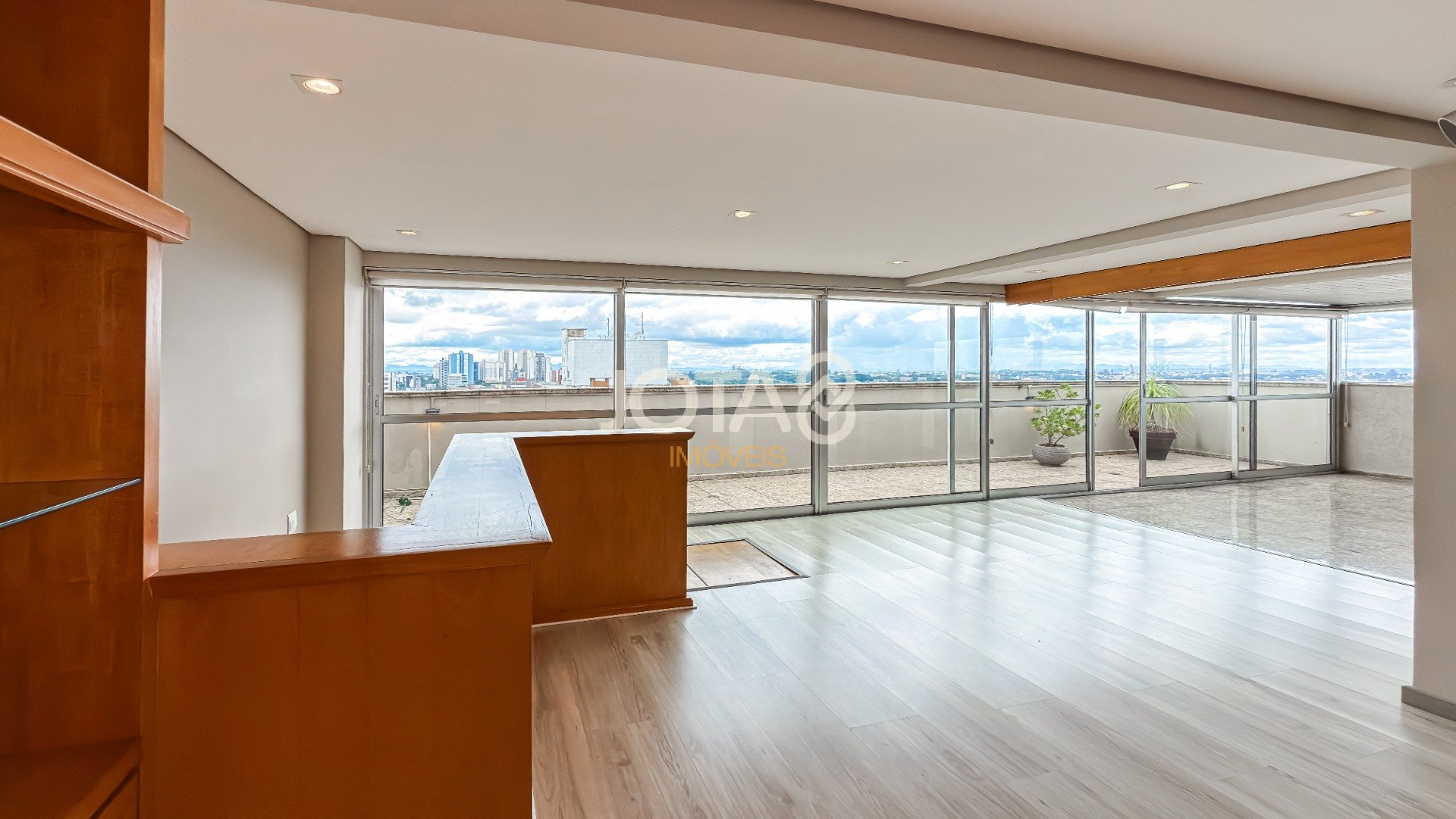 COBERTURA DUPLEX NO CRISTO REI, 2 QUARTOS E 2 VAGAS!