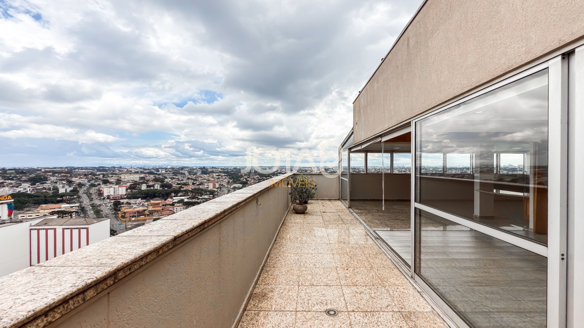 COBERTURA DUPLEX NO CRISTO REI, 2 QUARTOS E 2 VAGAS!