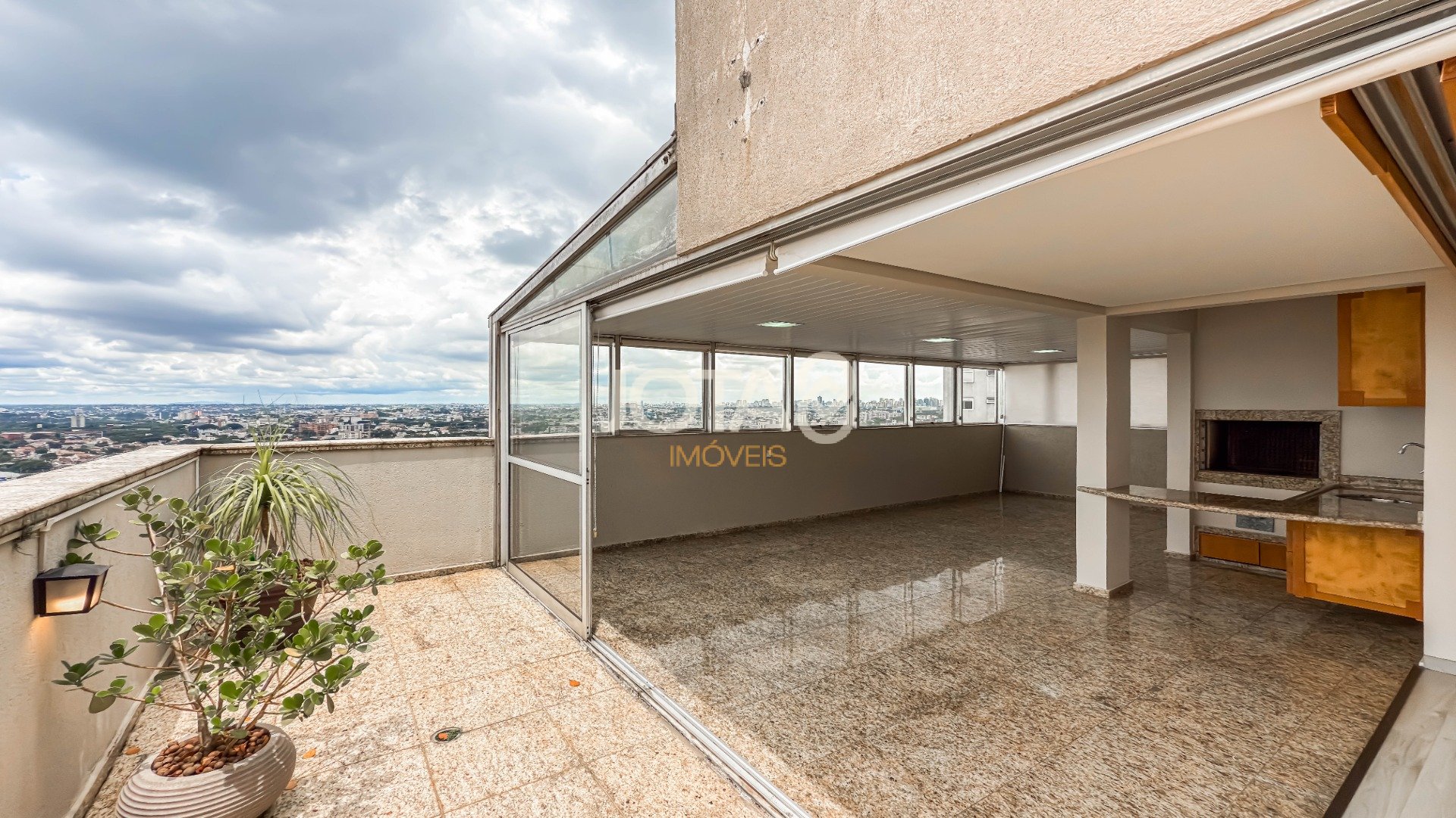 COBERTURA DUPLEX NO CRISTO REI, 2 QUARTOS E 2 VAGAS!