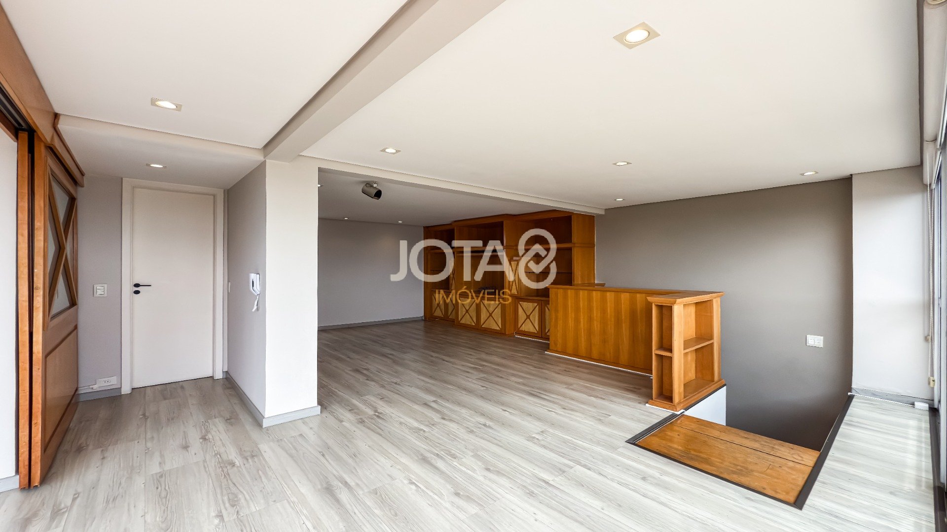 COBERTURA DUPLEX NO CRISTO REI, 2 QUARTOS E 2 VAGAS!