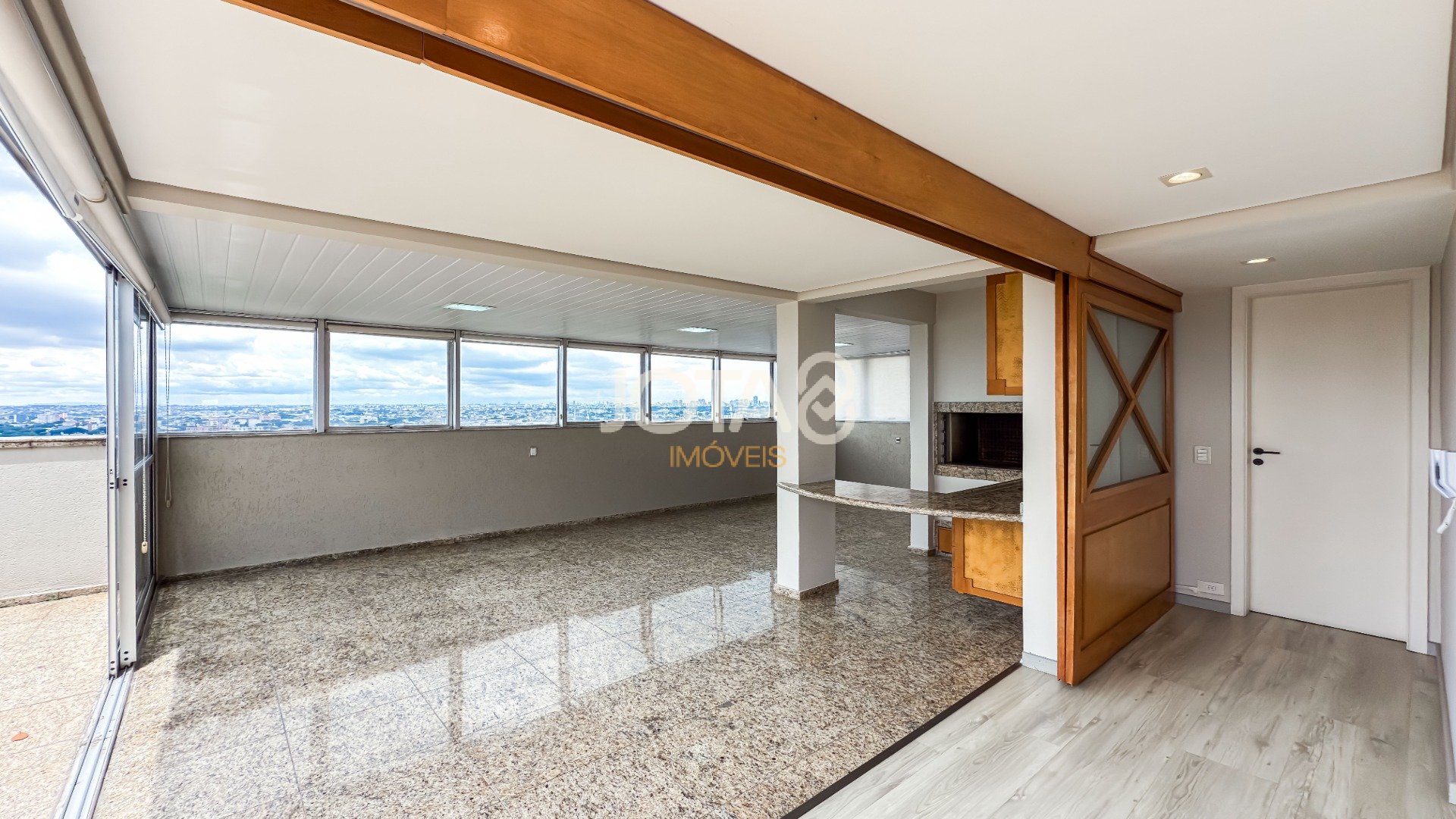 COBERTURA DUPLEX NO CRISTO REI, 2 QUARTOS E 2 VAGAS!