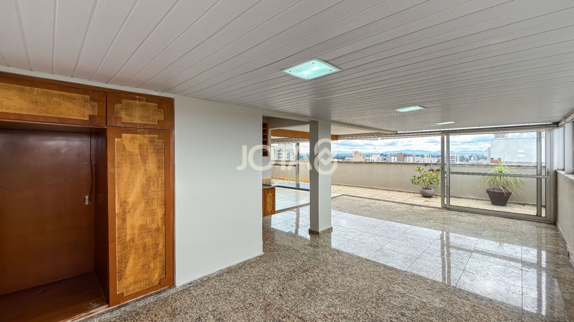 COBERTURA DUPLEX NO CRISTO REI, 2 QUARTOS E 2 VAGAS!