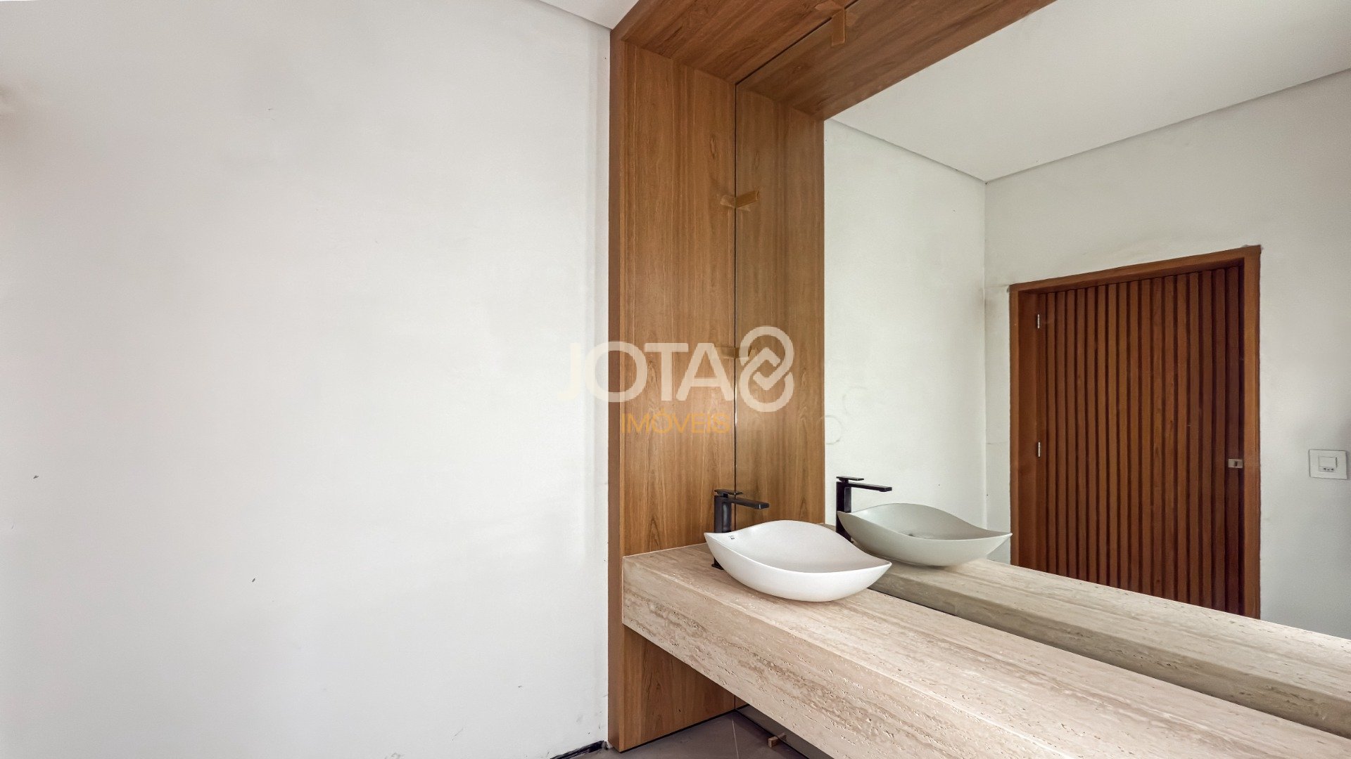 CASA NOVA COM ARQUITETURA EXCLUSIVA EM CONDOMÍNIO NO CAMPO COMPRIDO