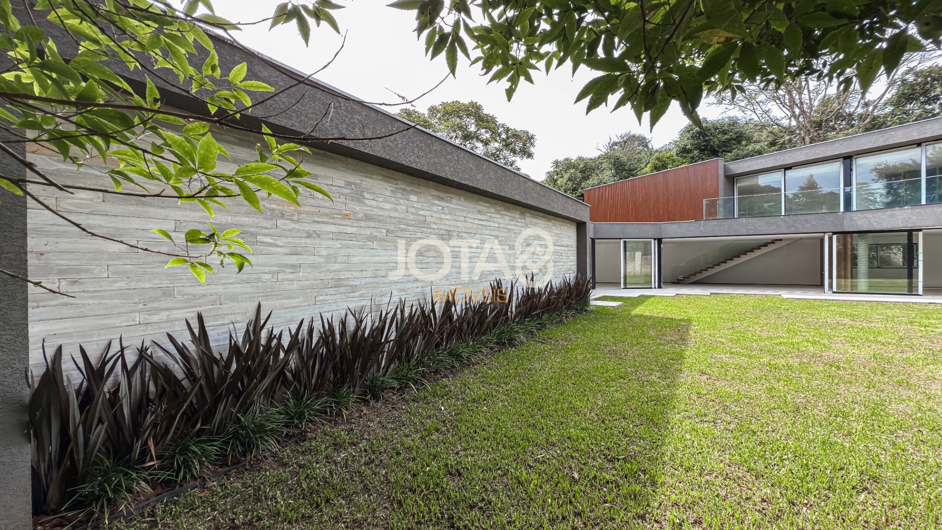 CASA NOVA COM ARQUITETURA EXCLUSIVA EM CONDOMÍNIO NO CAMPO COMPRIDO