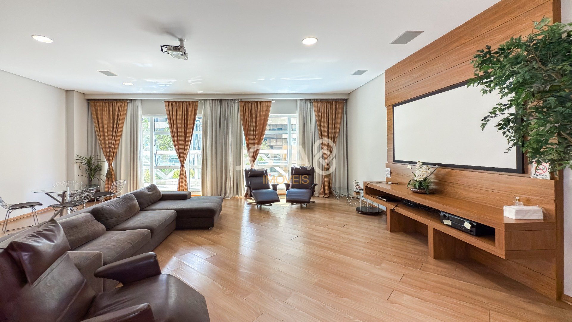 APARTAMENTO STUDIO NO CENTRO DE CURITIBA