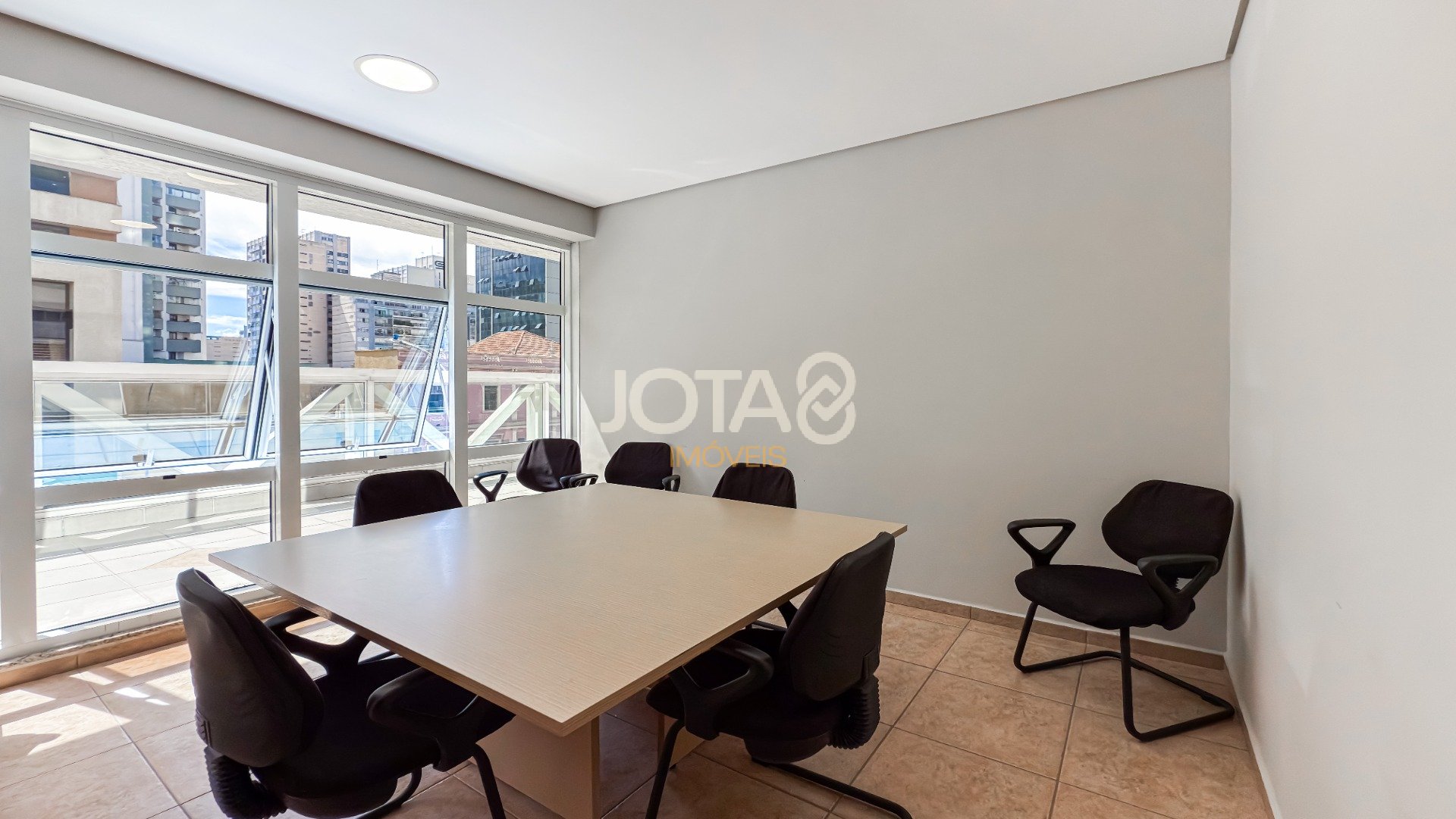 APARTAMENTO STUDIO NO CENTRO DE CURITIBA